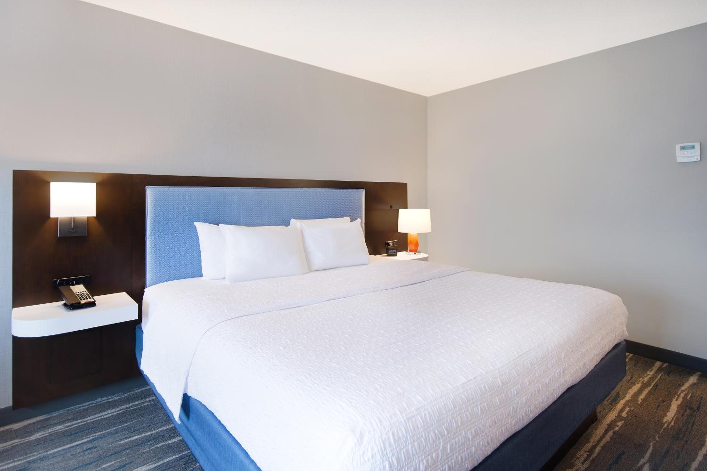 King Room with King Bed - Non-Smoking - Photo 2