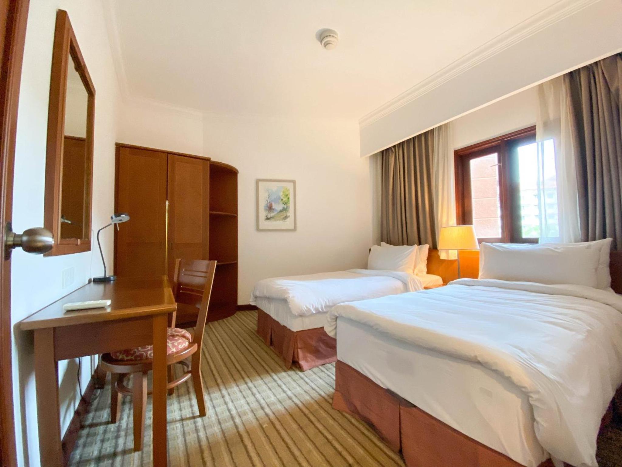 Two-Bedroom Suite with One Queen and Two Single Beds - Photo 4