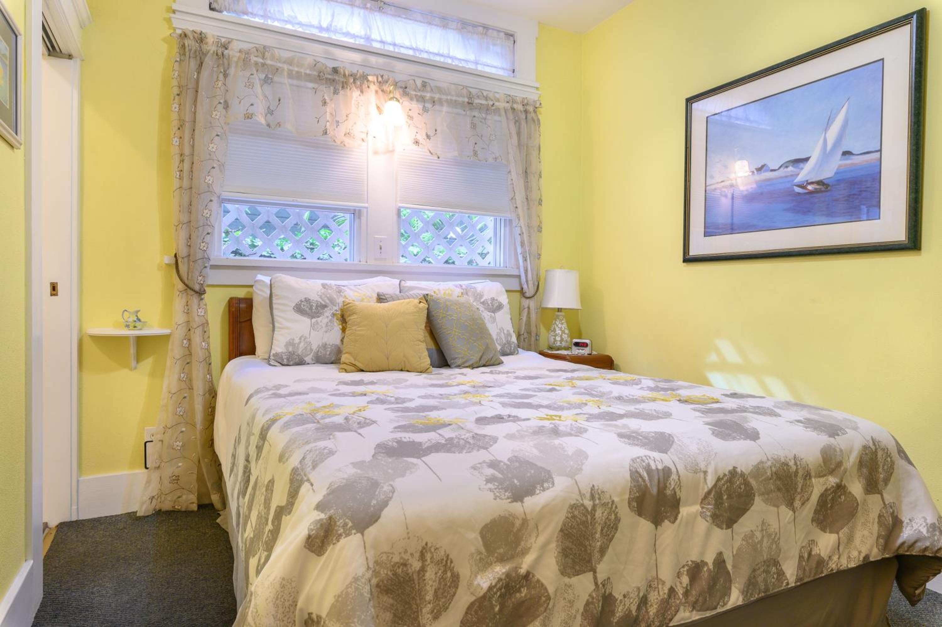 Queen Room photo 1