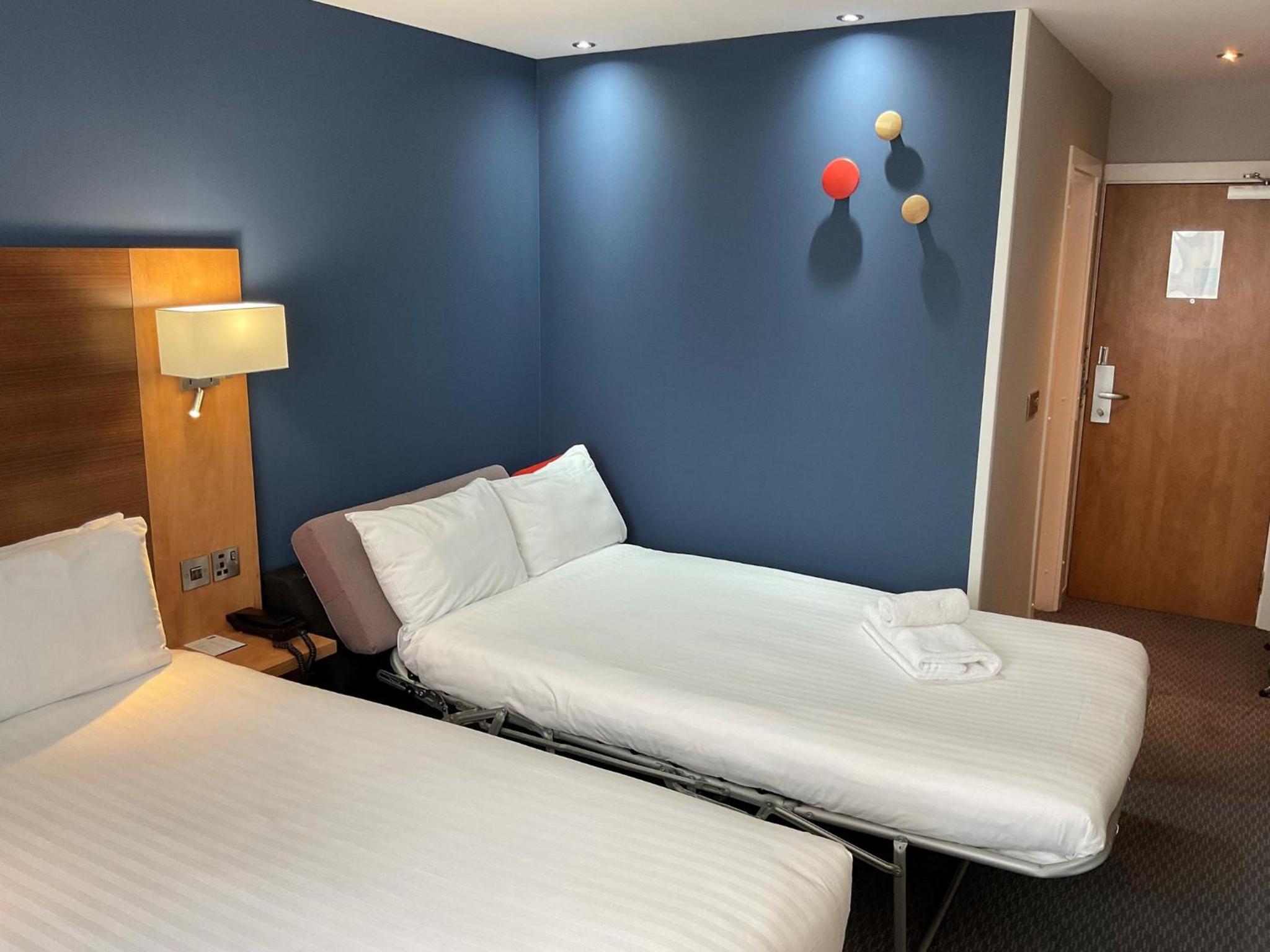 Standard Double Room with Sofa Bed and Free Hot Breakfast - Photo 4