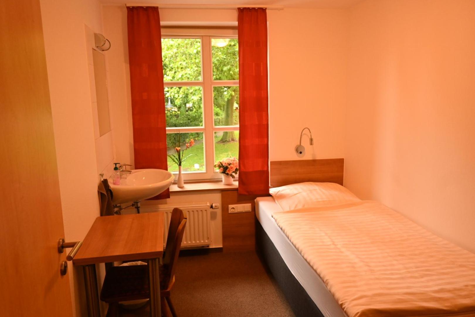 Single Room with Shared Shower and Toilet photo 1