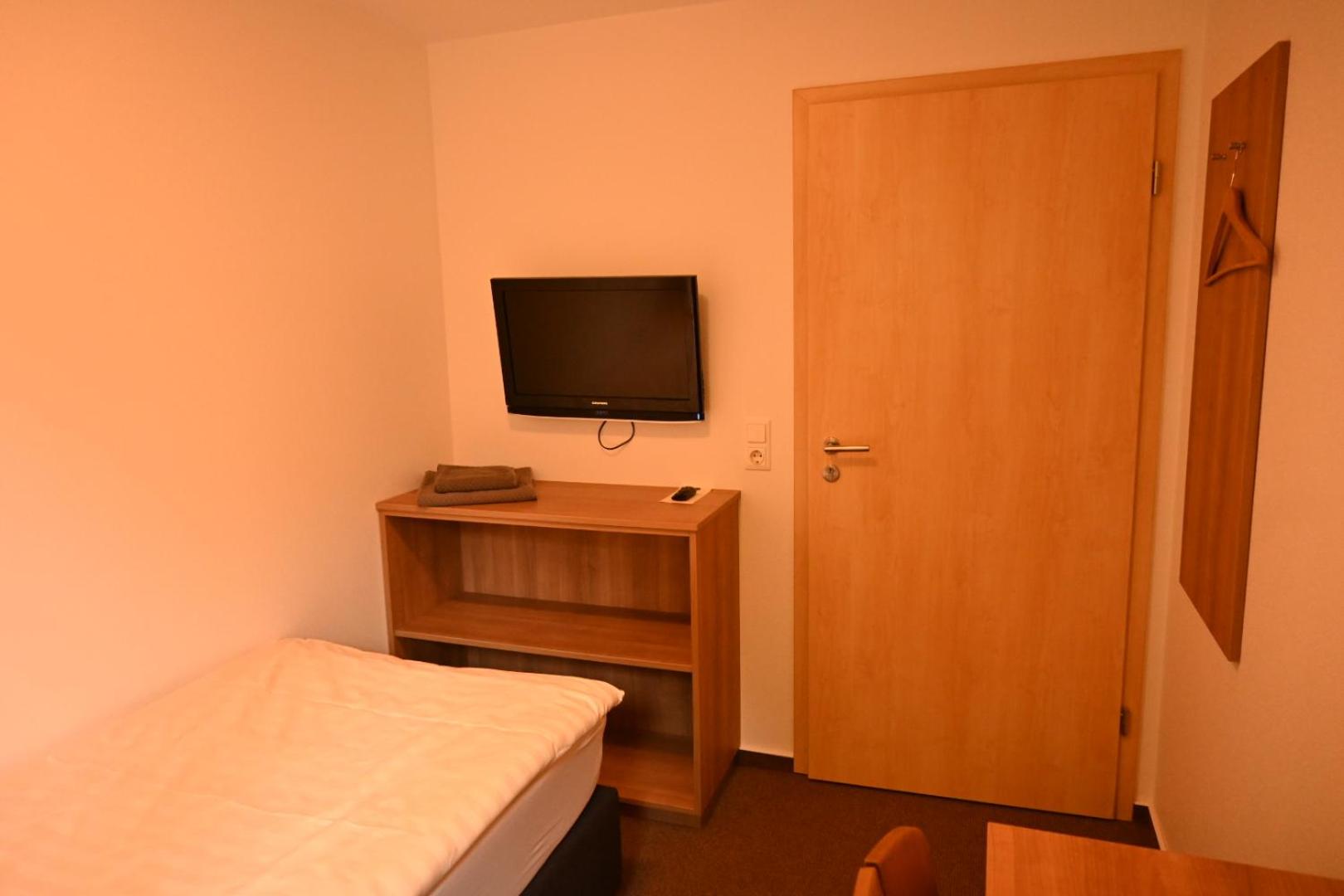 Single Room with Shared Shower and Toilet photo 2