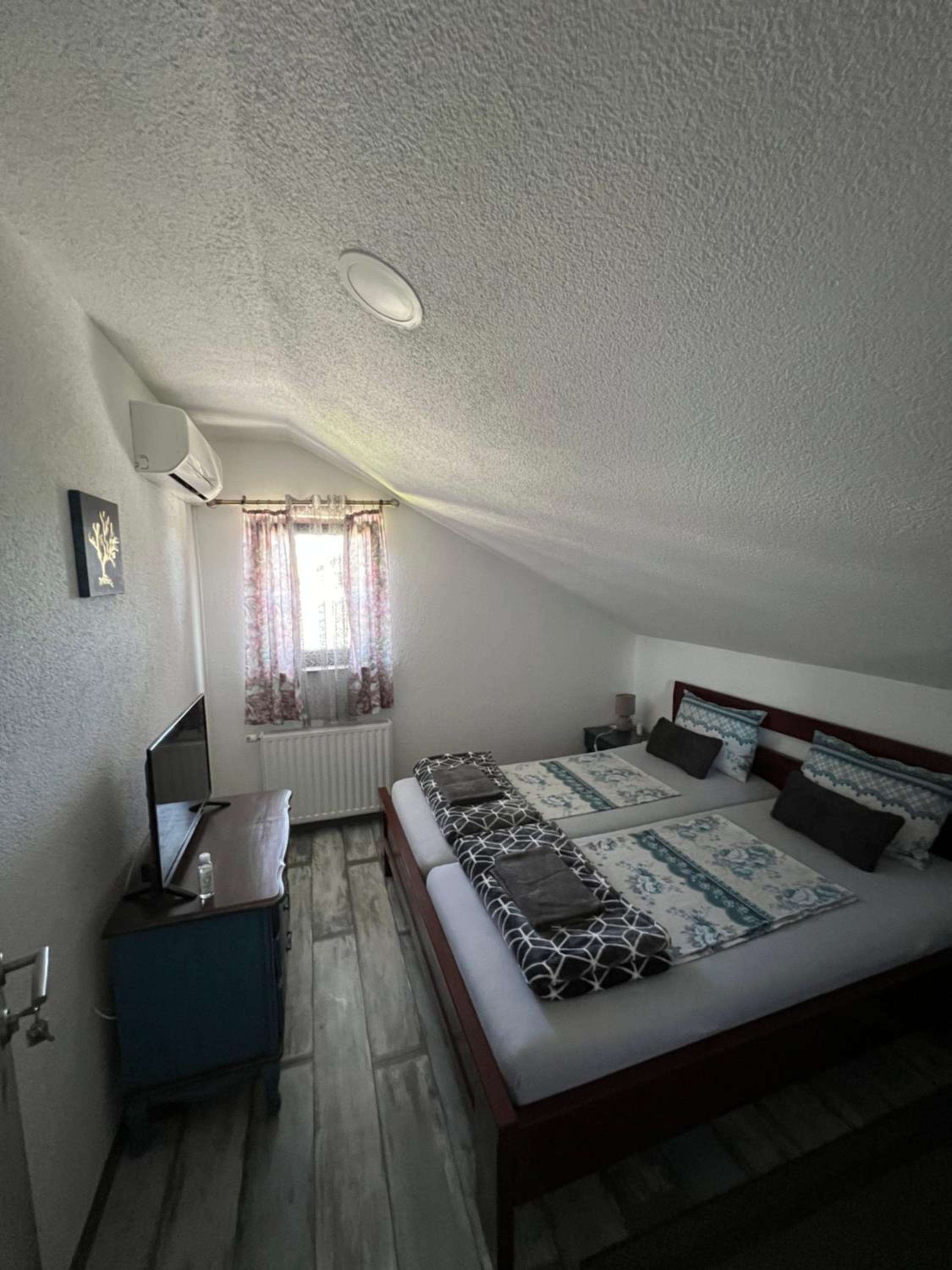 Standard Double Room with Shared Bathroom photo 1