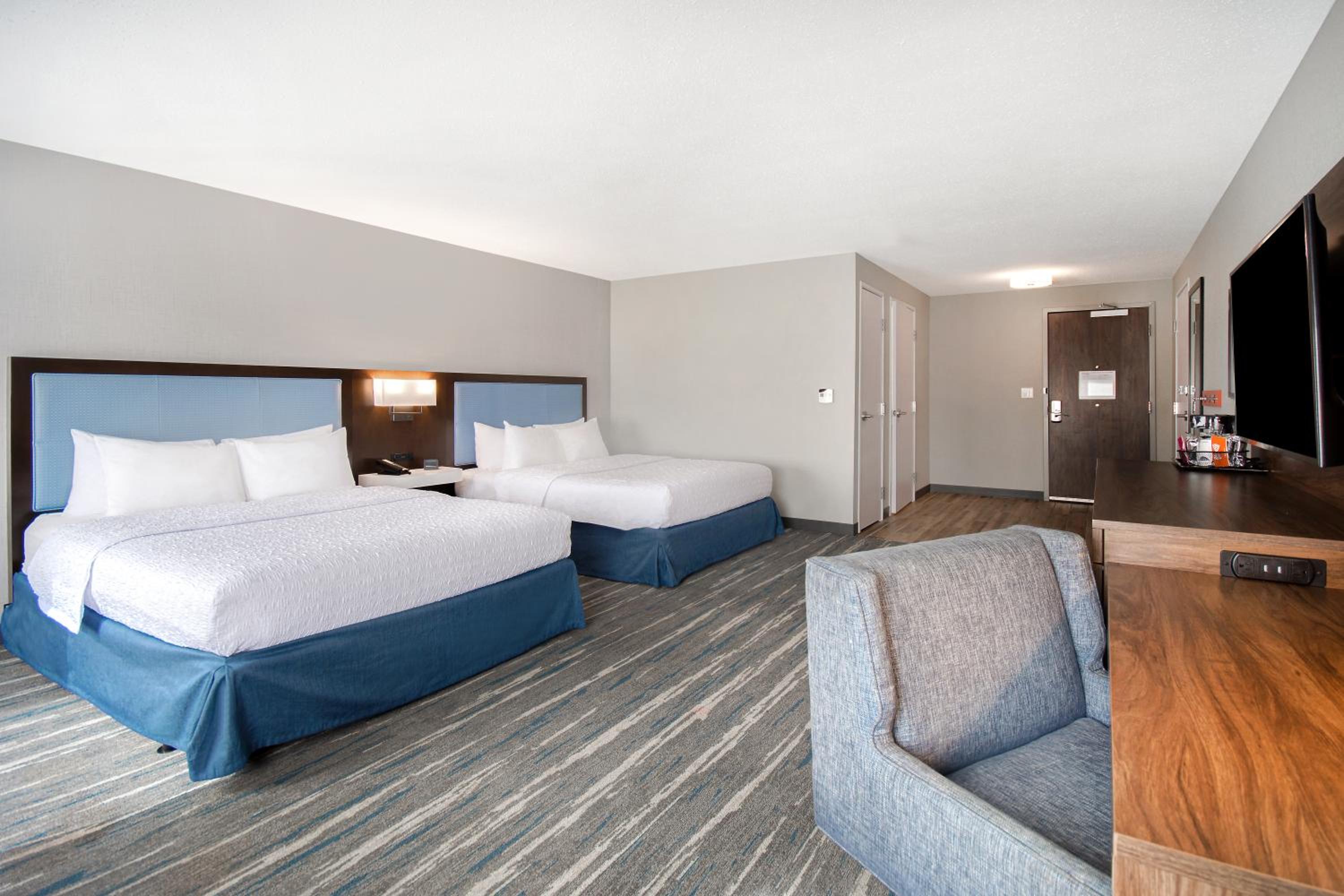Room with Two Queen Beds - Non-Smoking - Photo 4