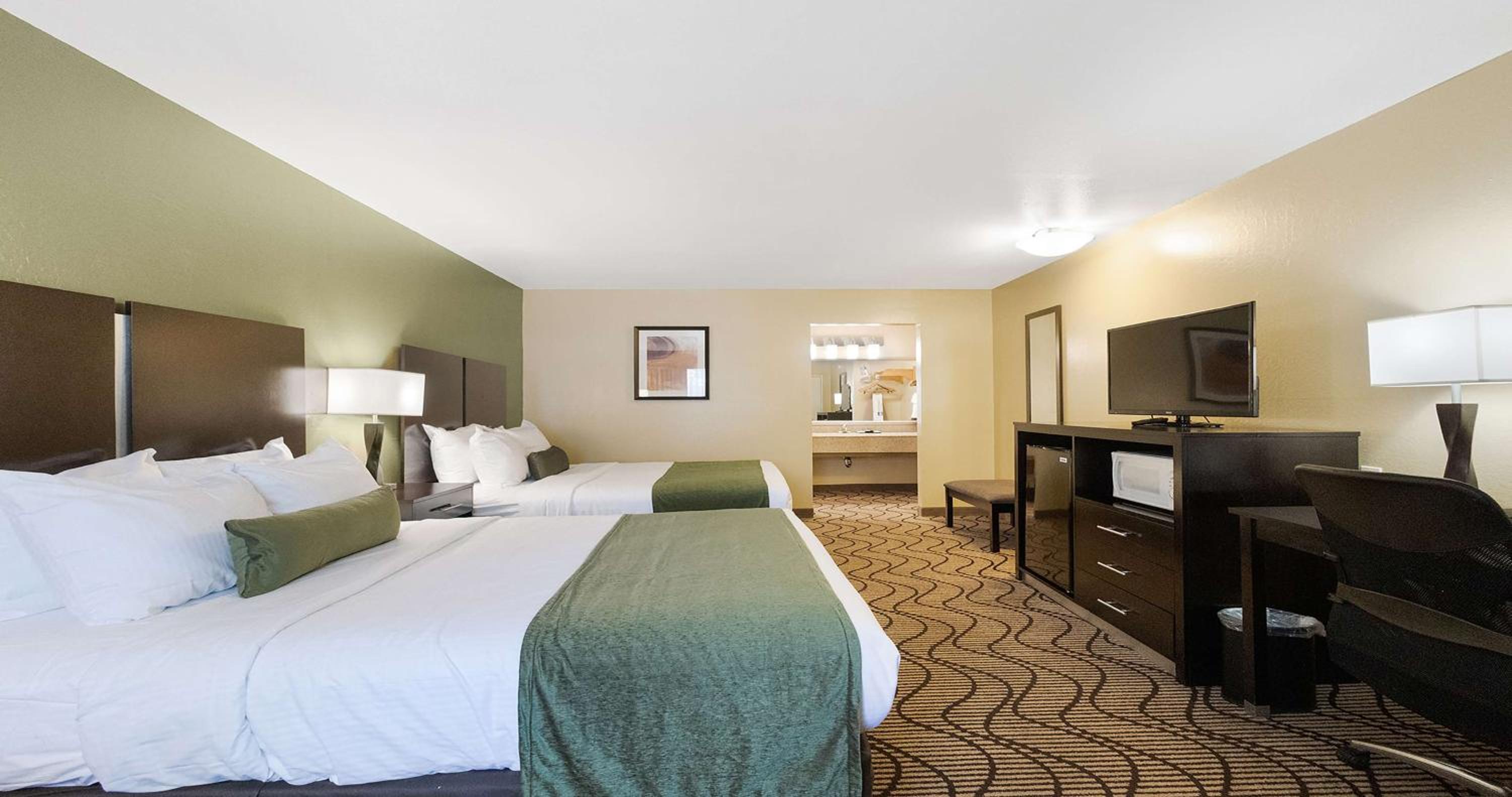 Queen Room with Two Queen Beds - Photo 9