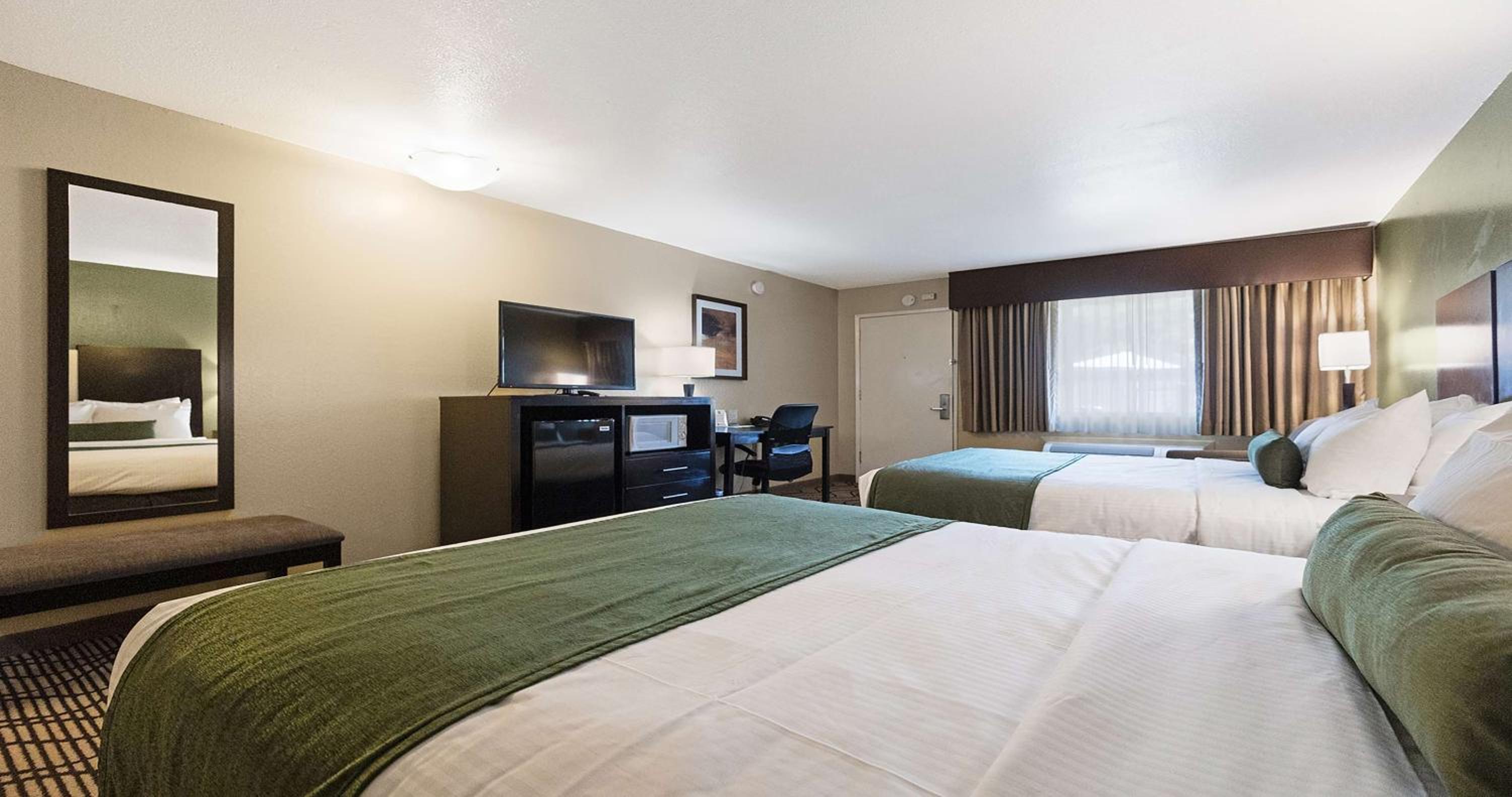 Queen Room with Two Queen Beds - Photo 11