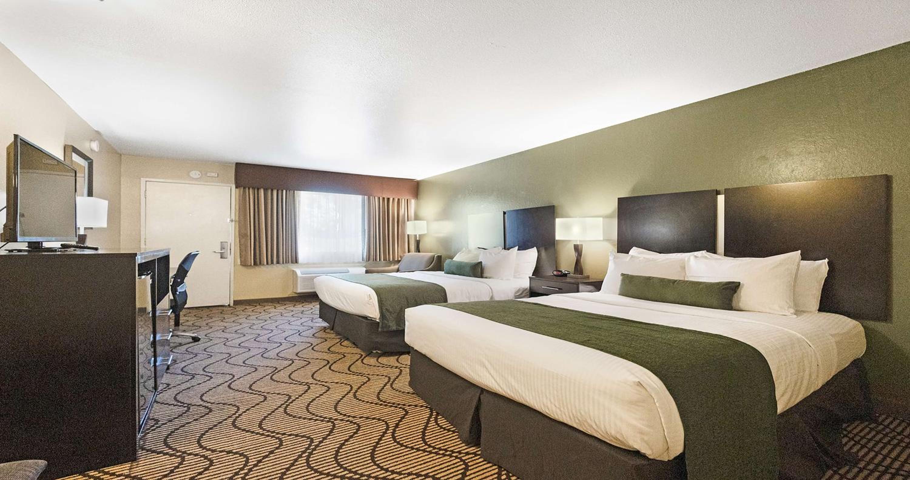 Queen Room with Two Queen Beds - Photo 10