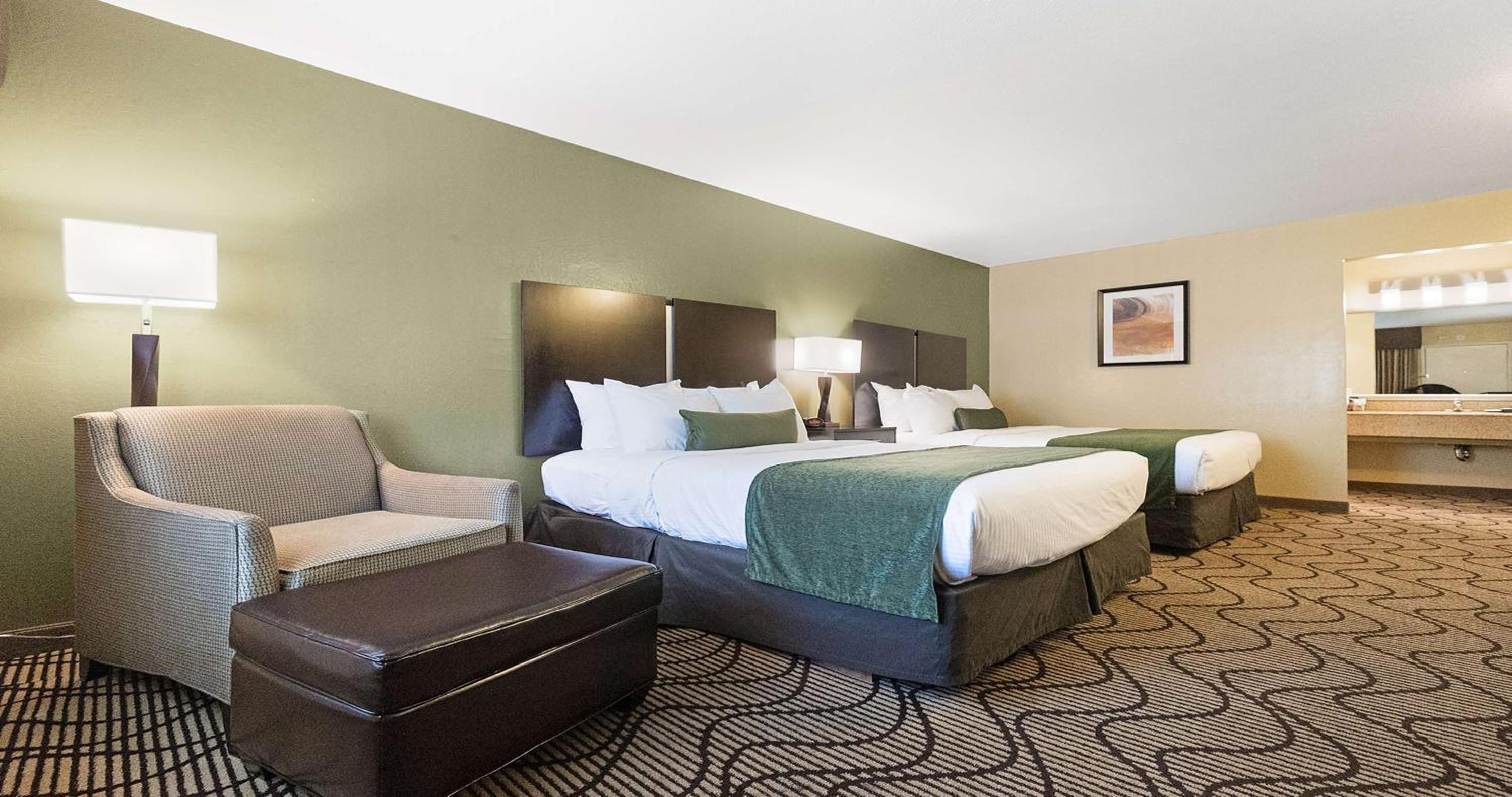 Queen Room with Two Queen Beds - Photo 12