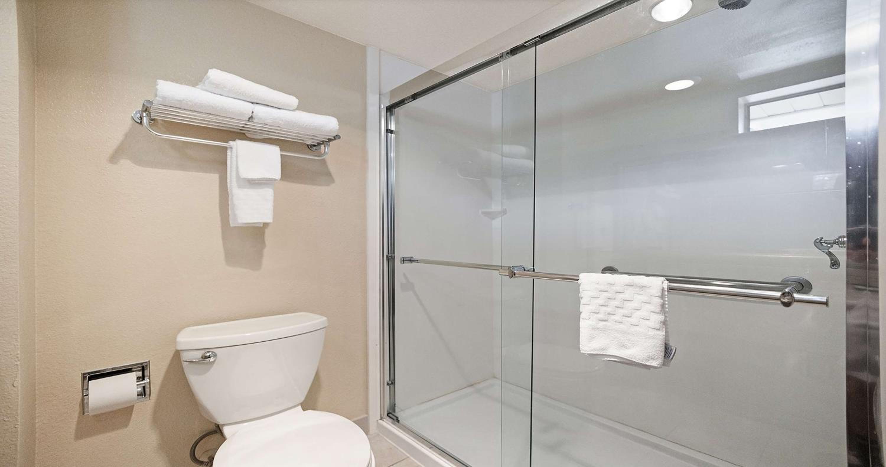 King Room with Roll-in Shower - Disability Access/Non-Smoking - Photo 4