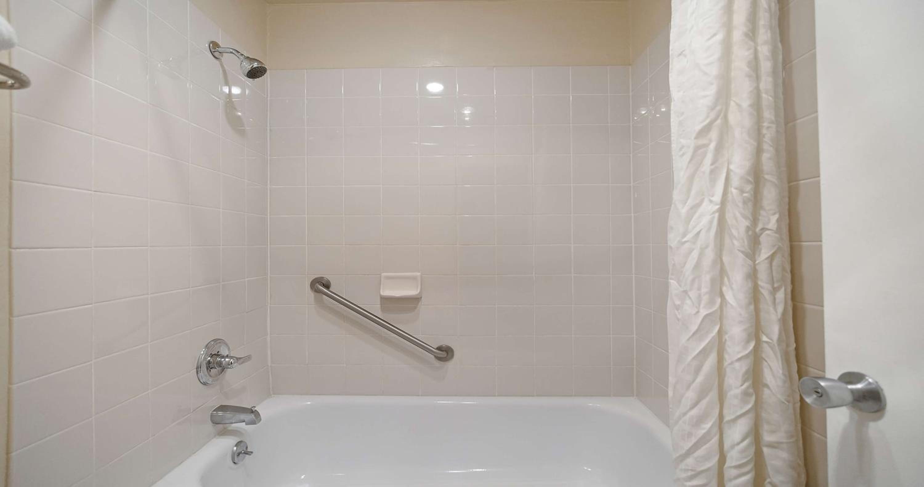 Queen Room - Non-Smoking - Photo 6