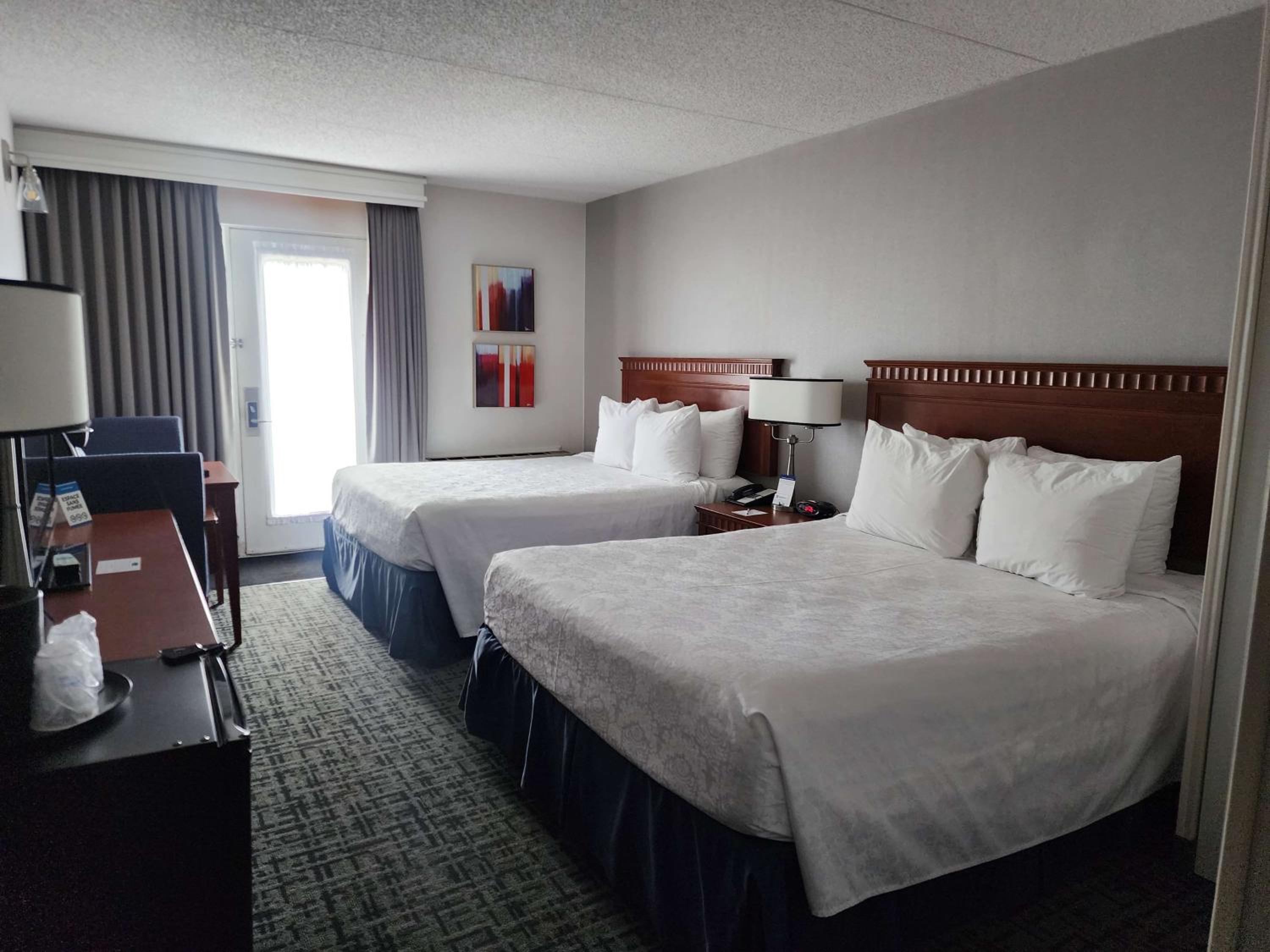 Queen Room with Two Queen Beds - Non-Smoking/First Floor - Photo 2