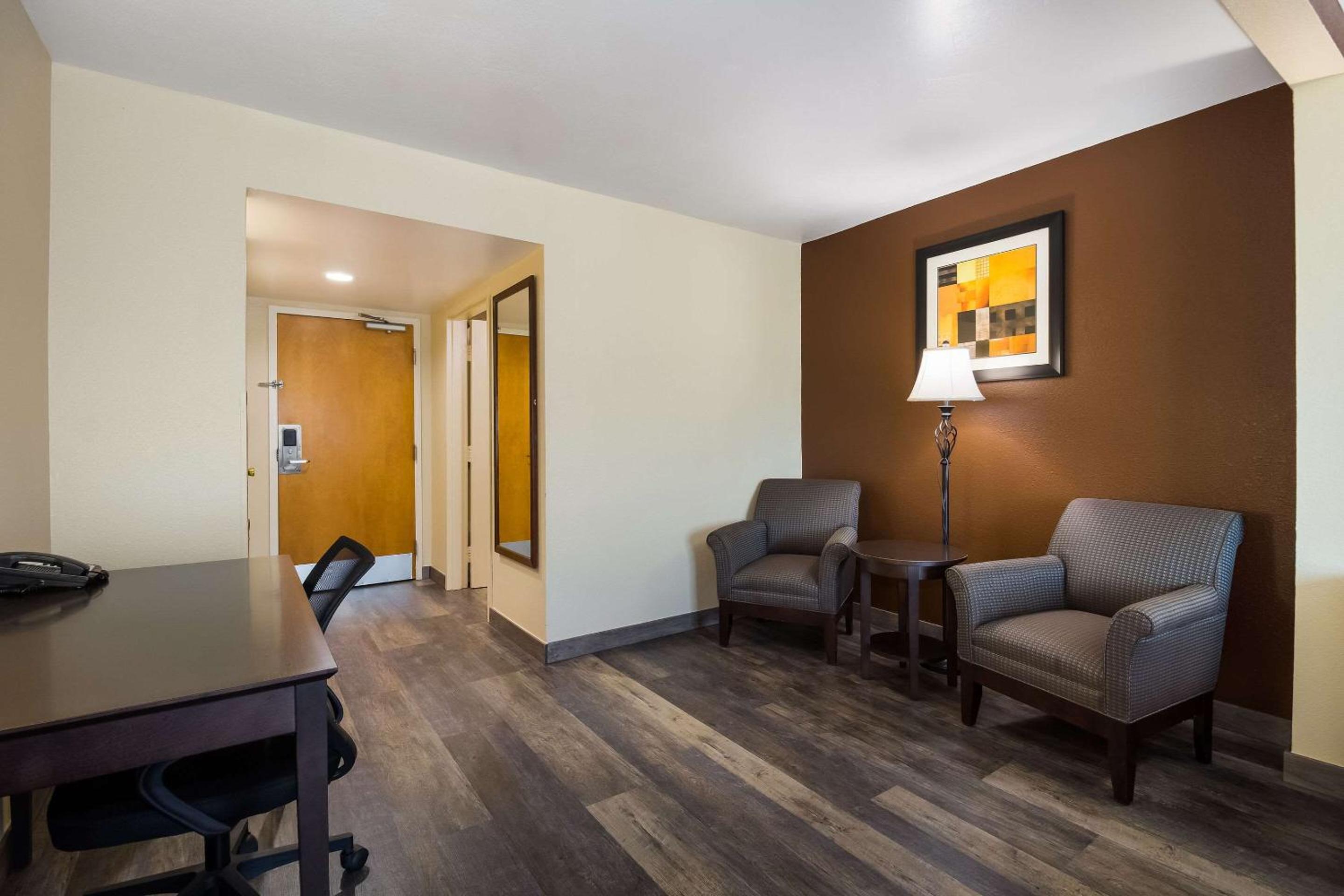 King Room - Non-Smoking - Photo 2