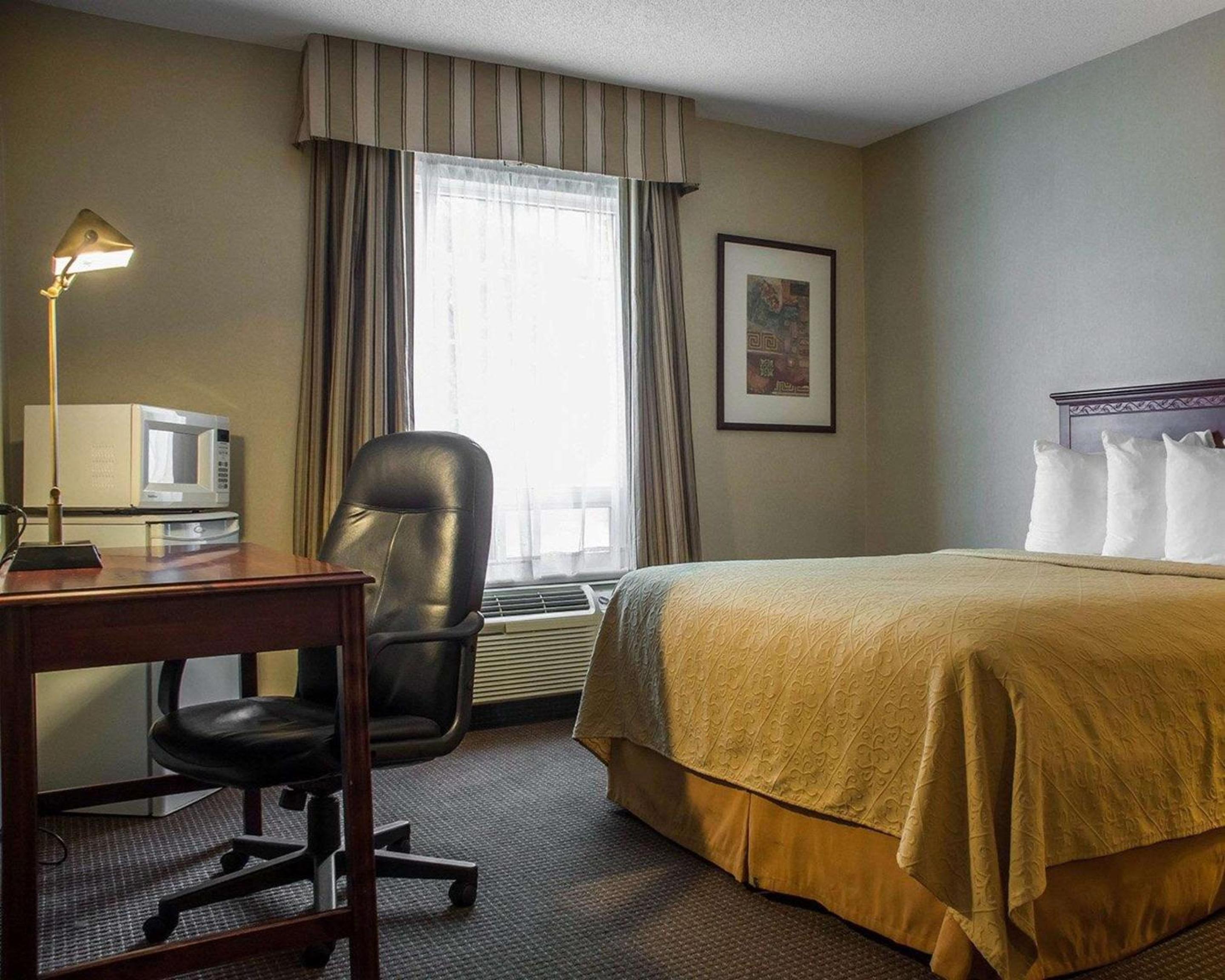 Business Suite - Non-Smoking photo 2