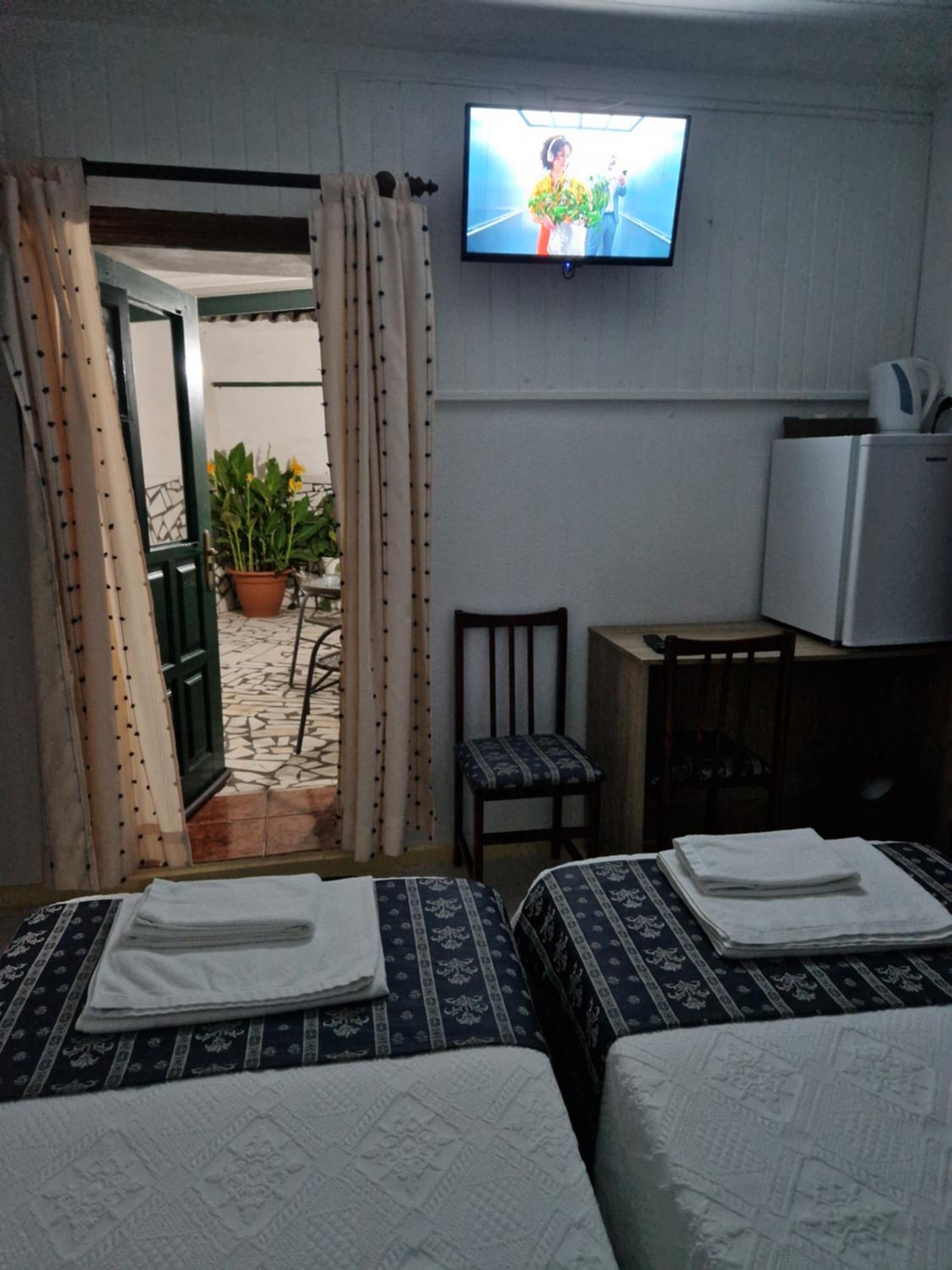 Triple Room with Private Bathroom - Photo 7