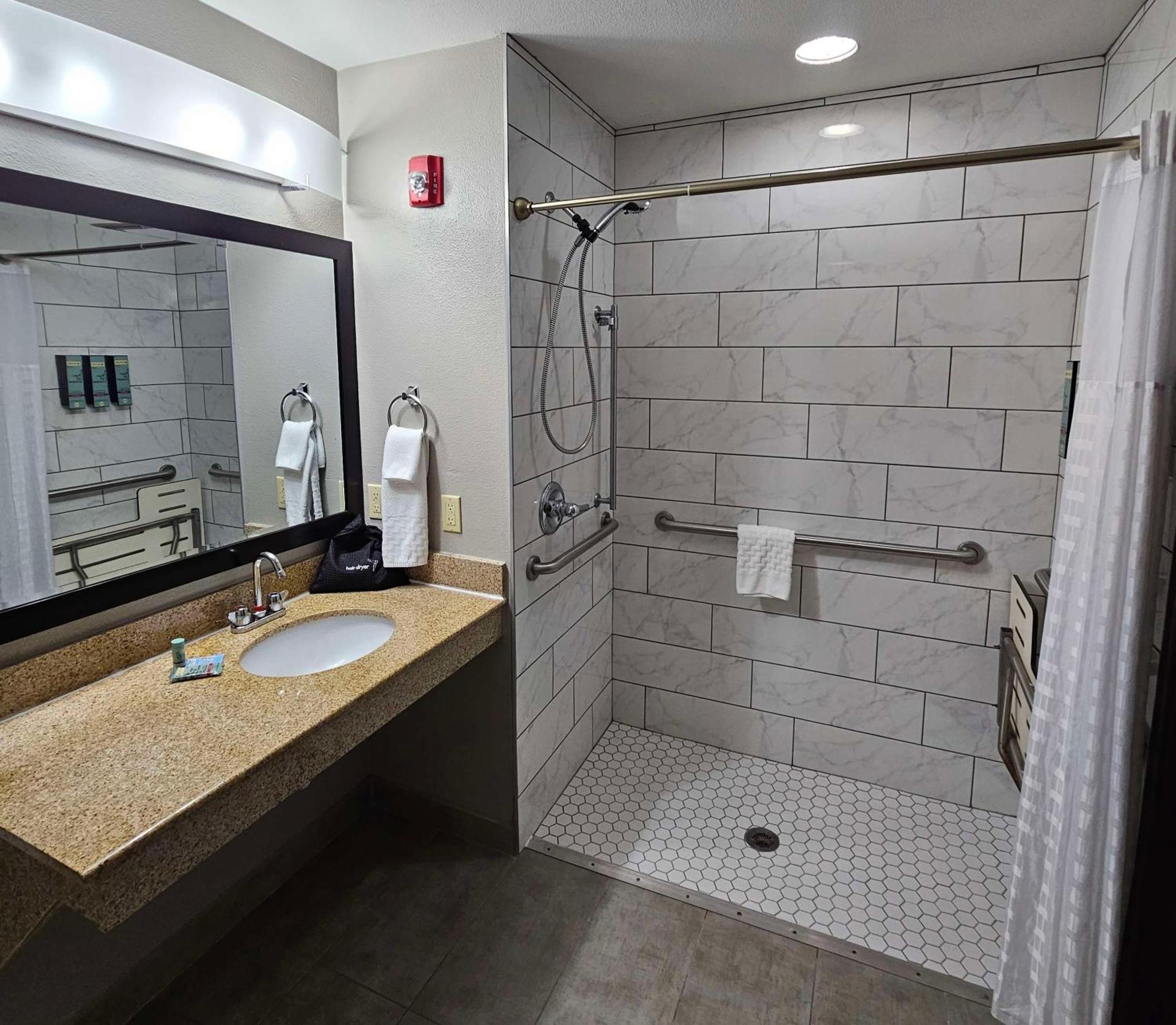King Room - Disability Access photo 3