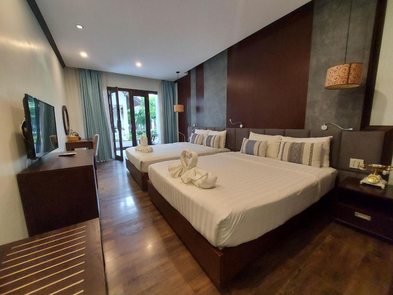 Family Room with Balcony photo 2