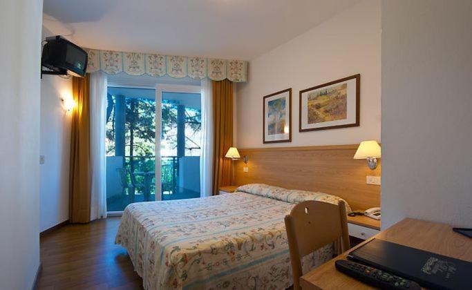Standard Double Room - Photo 9