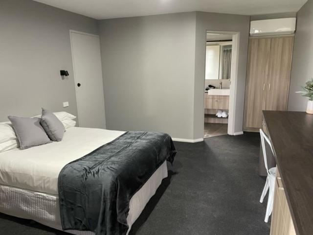 Deluxe Queen Room - Photo 7