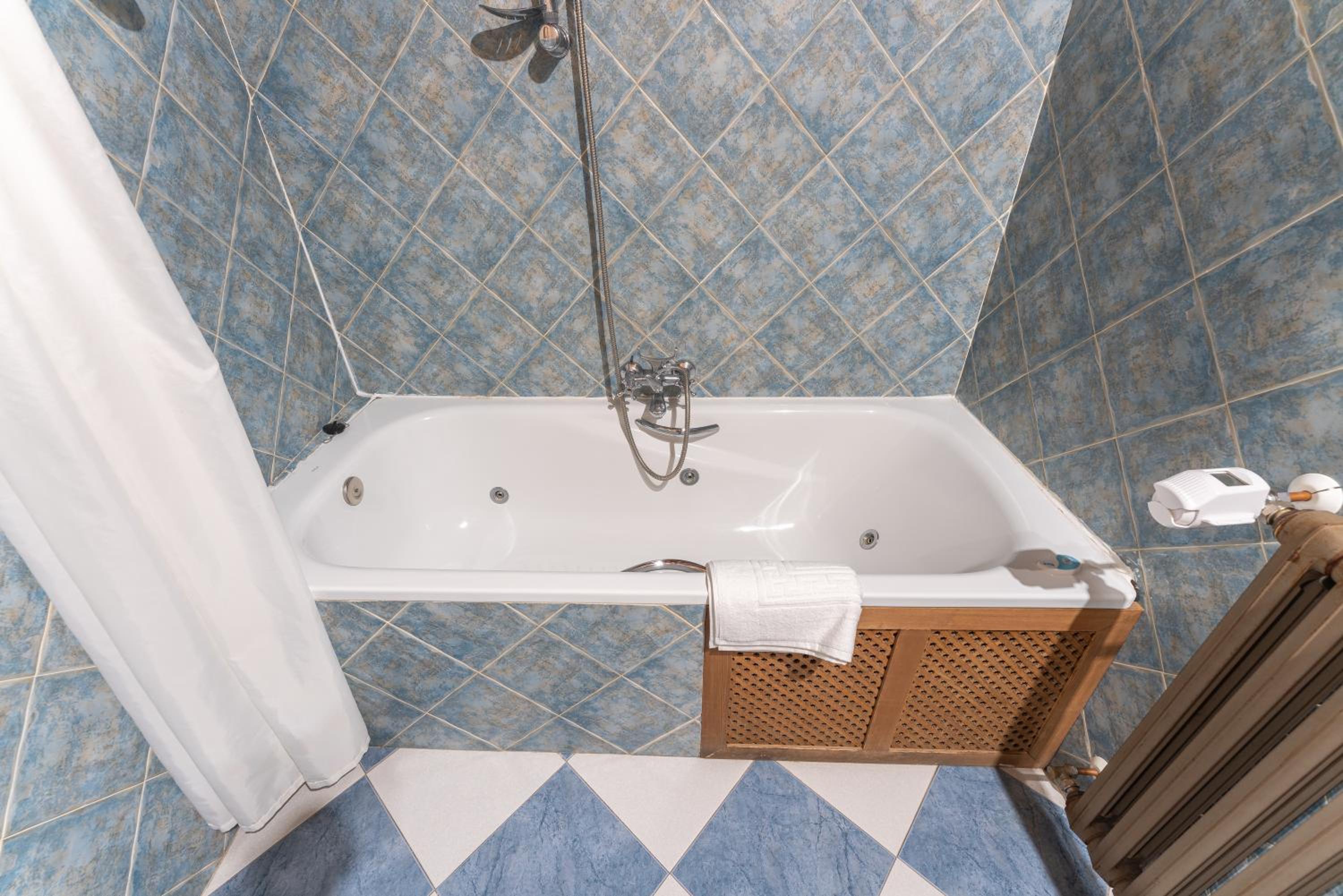 Deluxe Suite with Spa Bath photo 2
