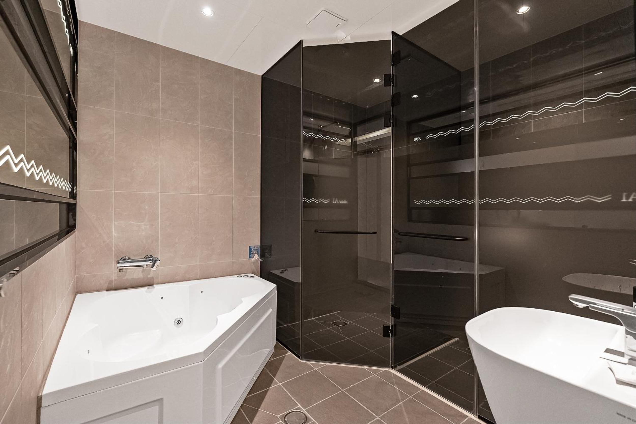Deluxe Double Room - Photo 8