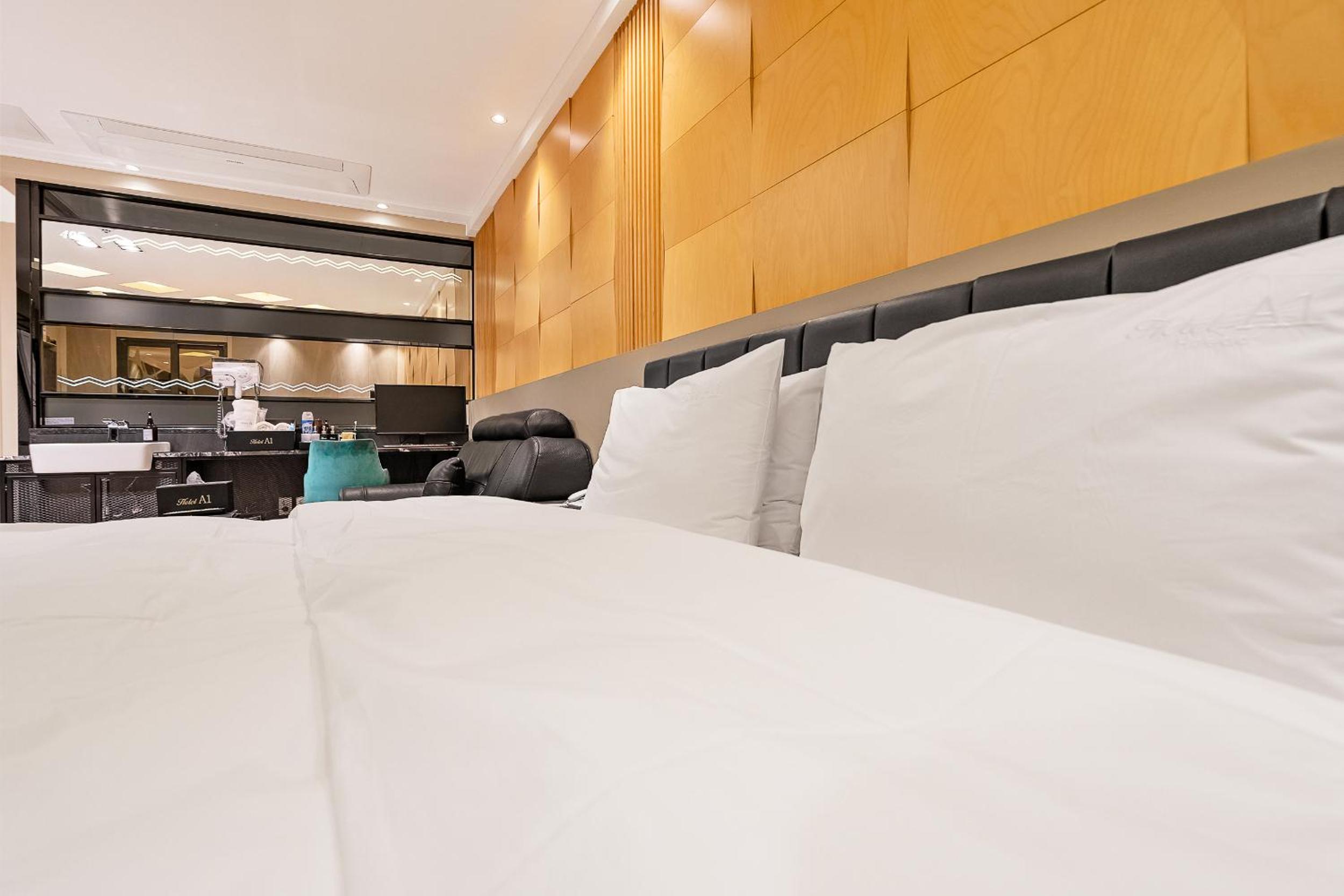 Deluxe Suite - Photo 3