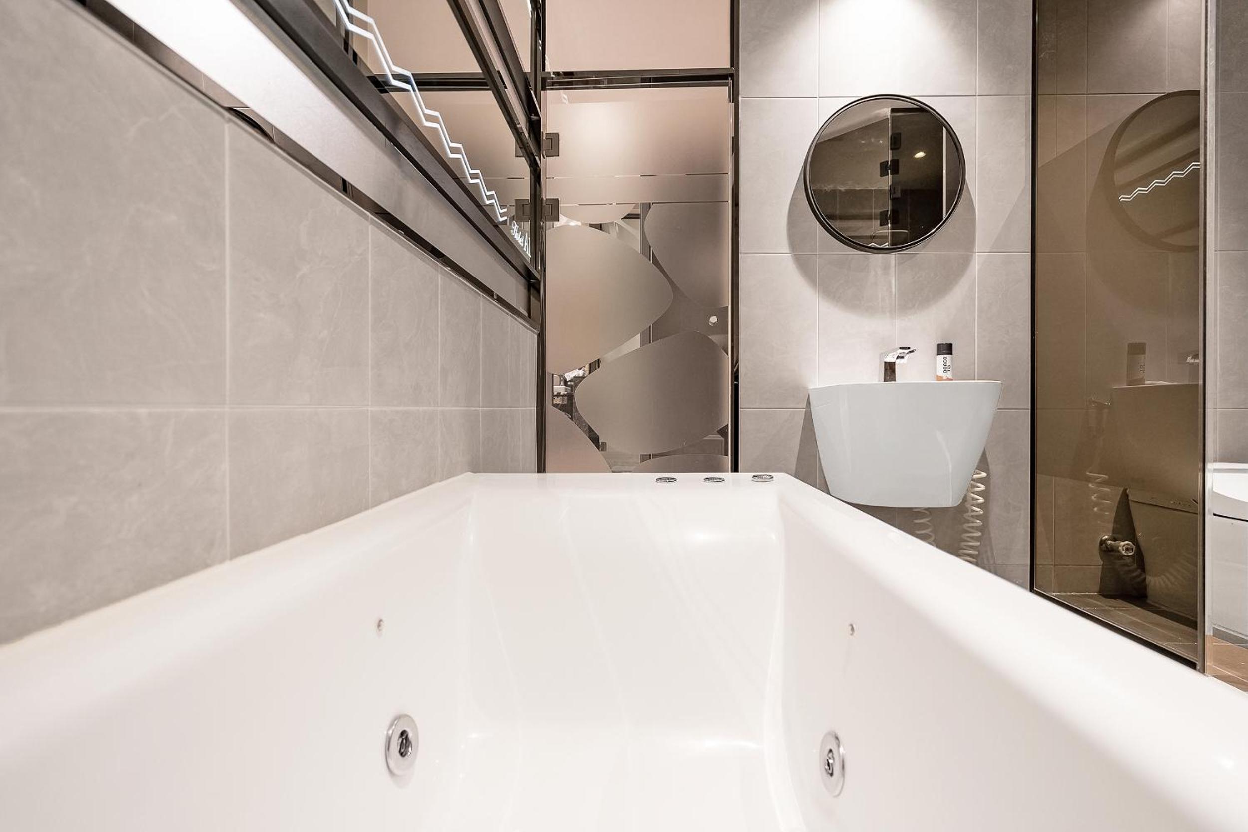 Deluxe Suite - Photo 7