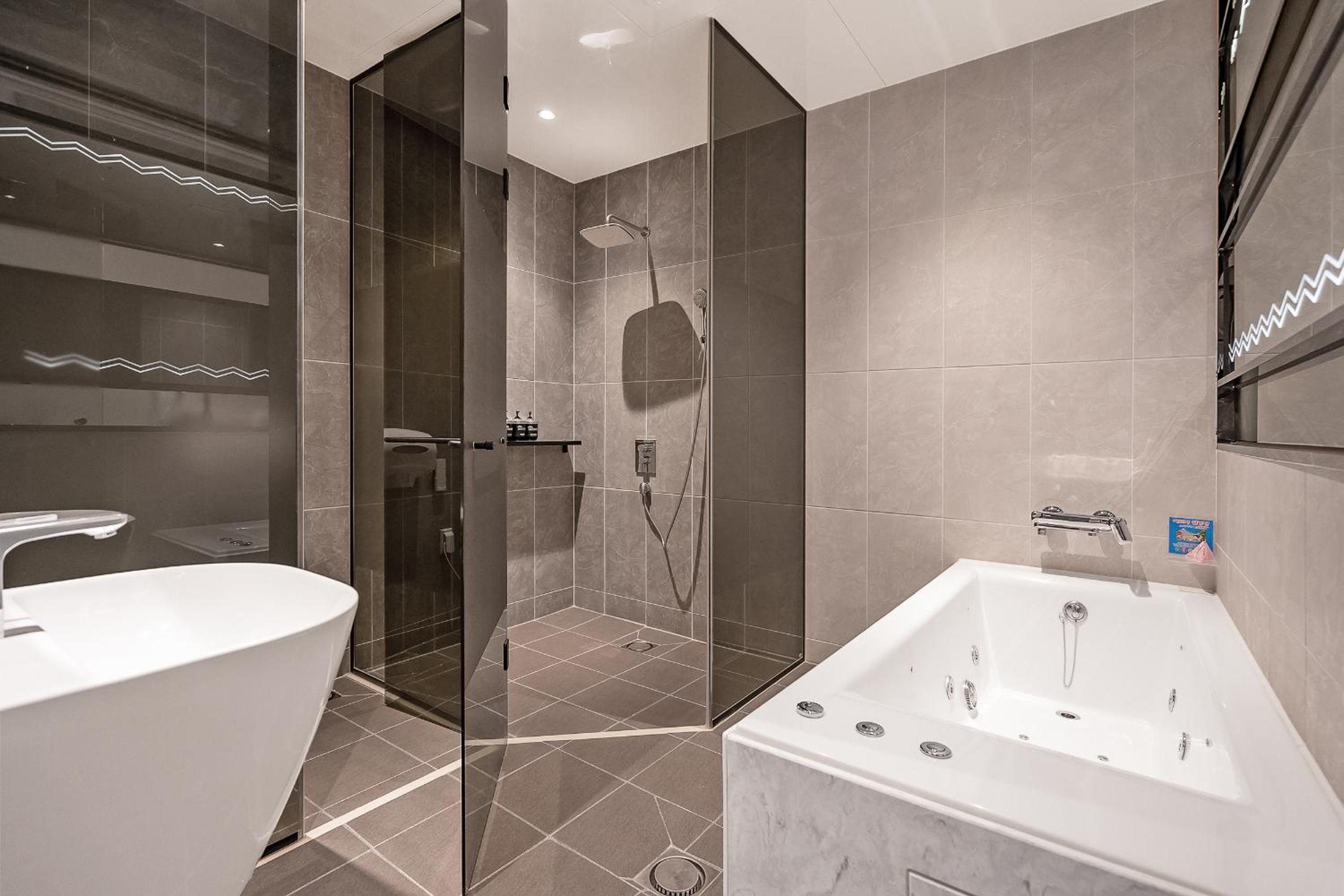 Deluxe Suite - Photo 9
