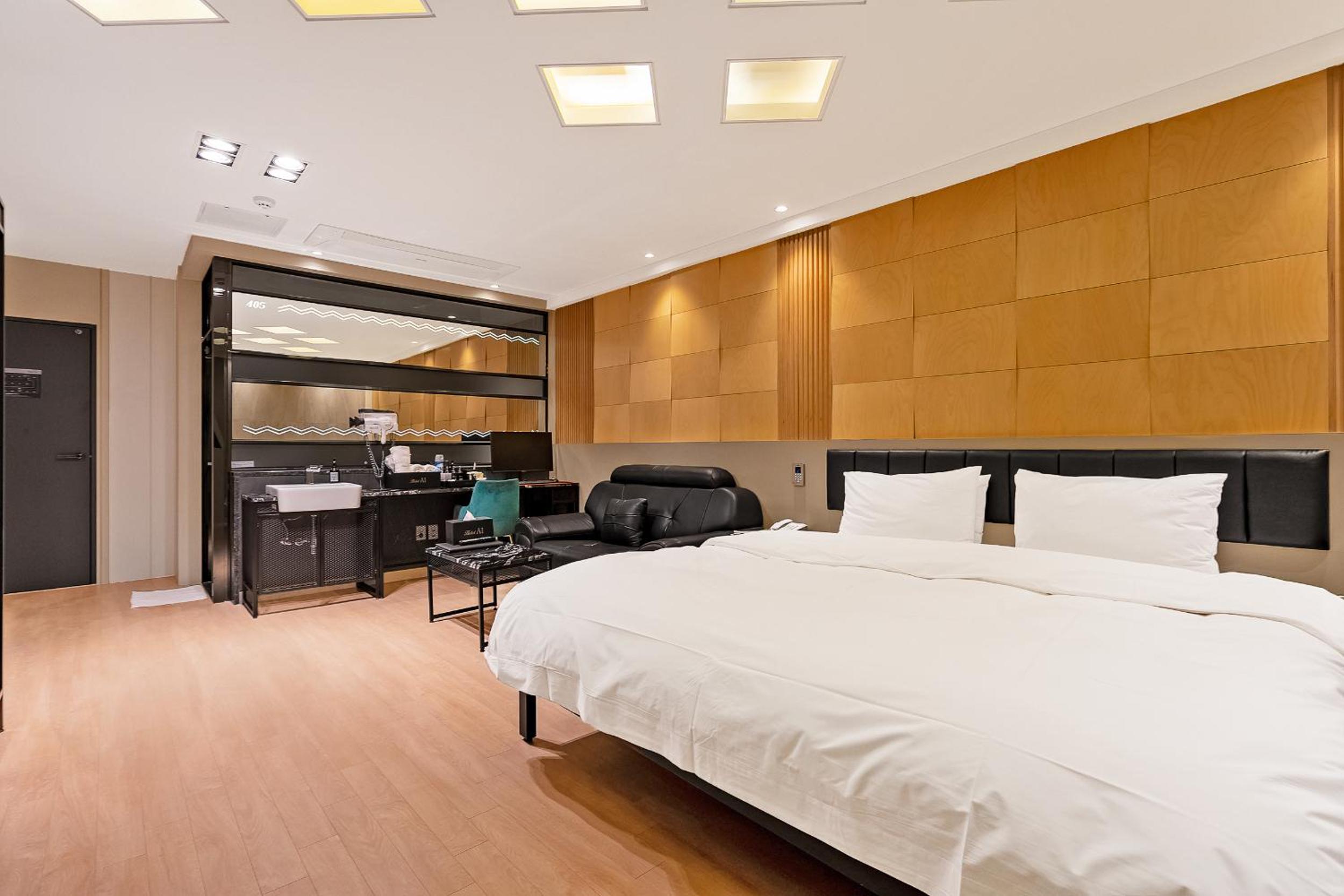 Deluxe Suite - Photo 6