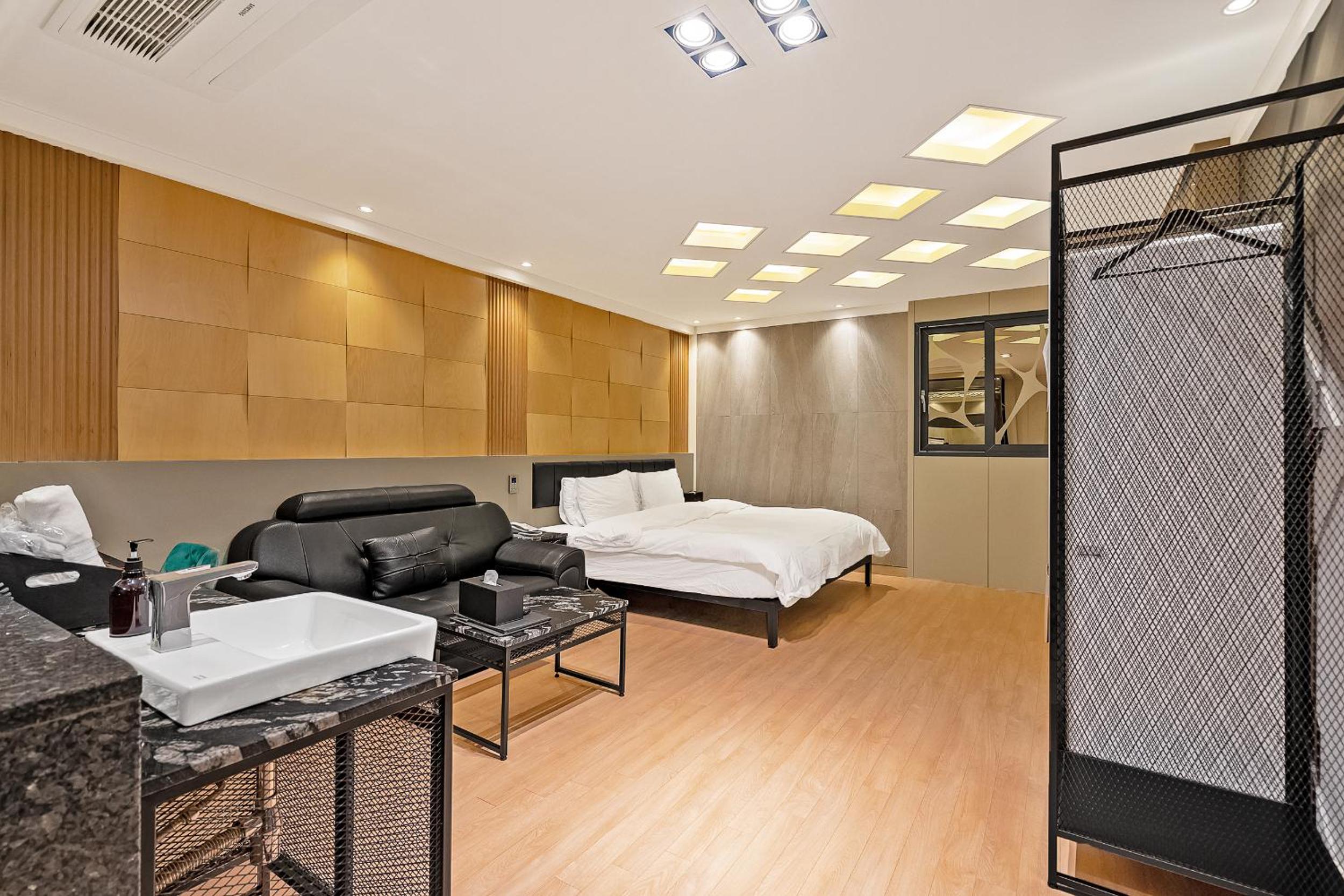 Deluxe Suite - Photo 1