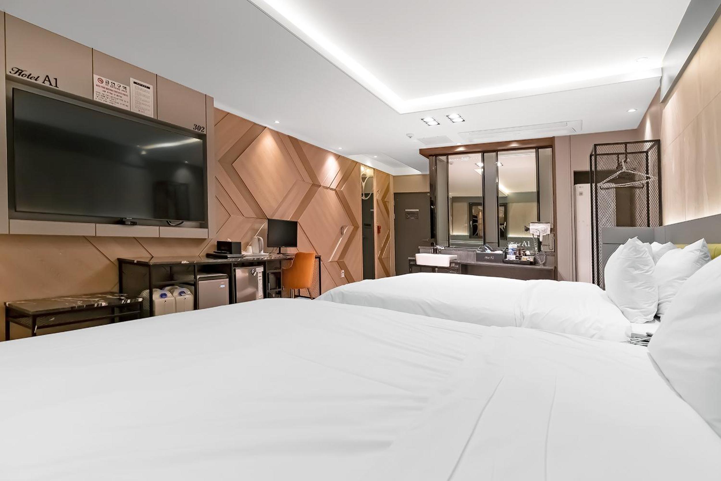 Family Twin Room - Photo 2