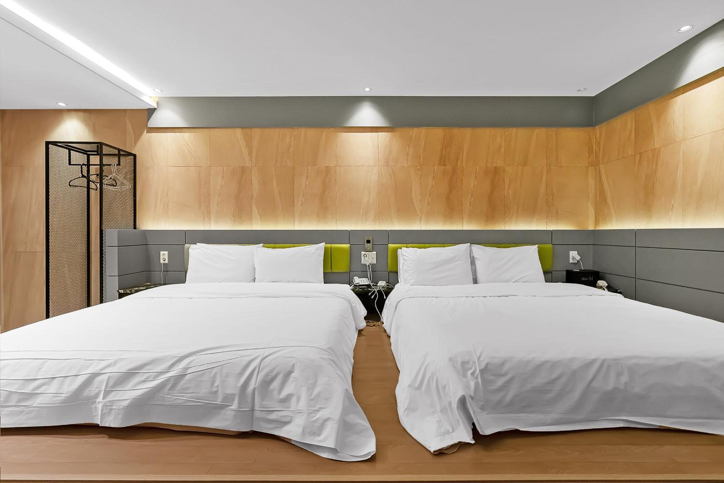 Family Twin Room - Photo 4