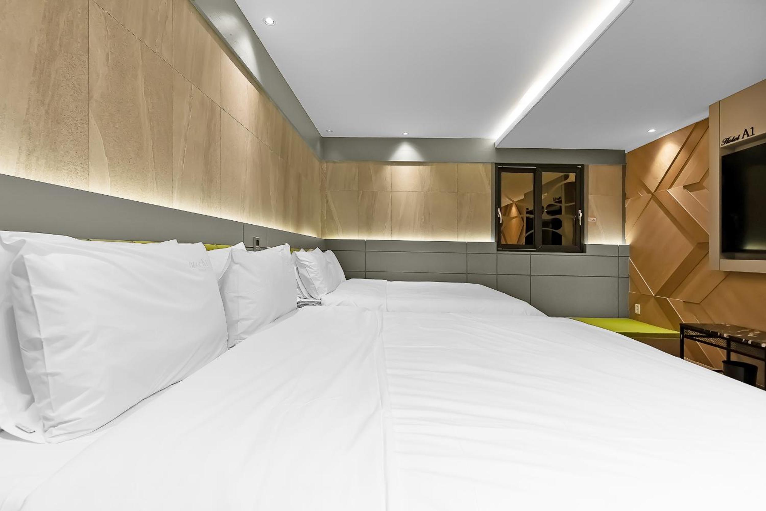 Family Twin Room - Photo 3