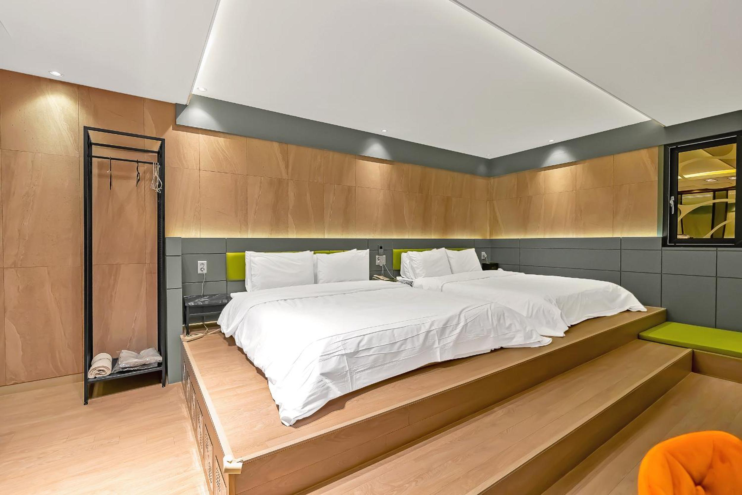 Family Twin Room - Photo 6