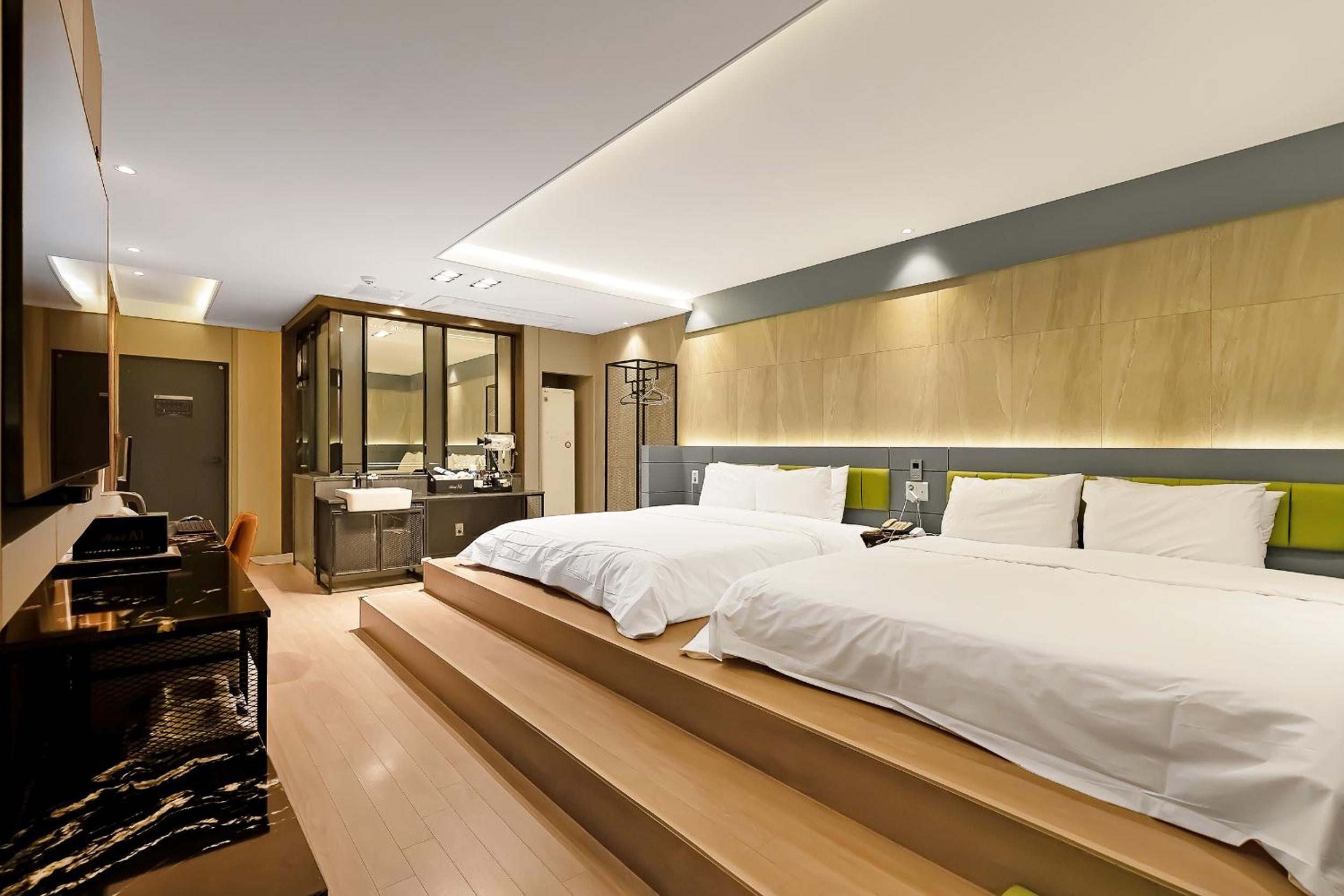Family Twin Room - Photo 5