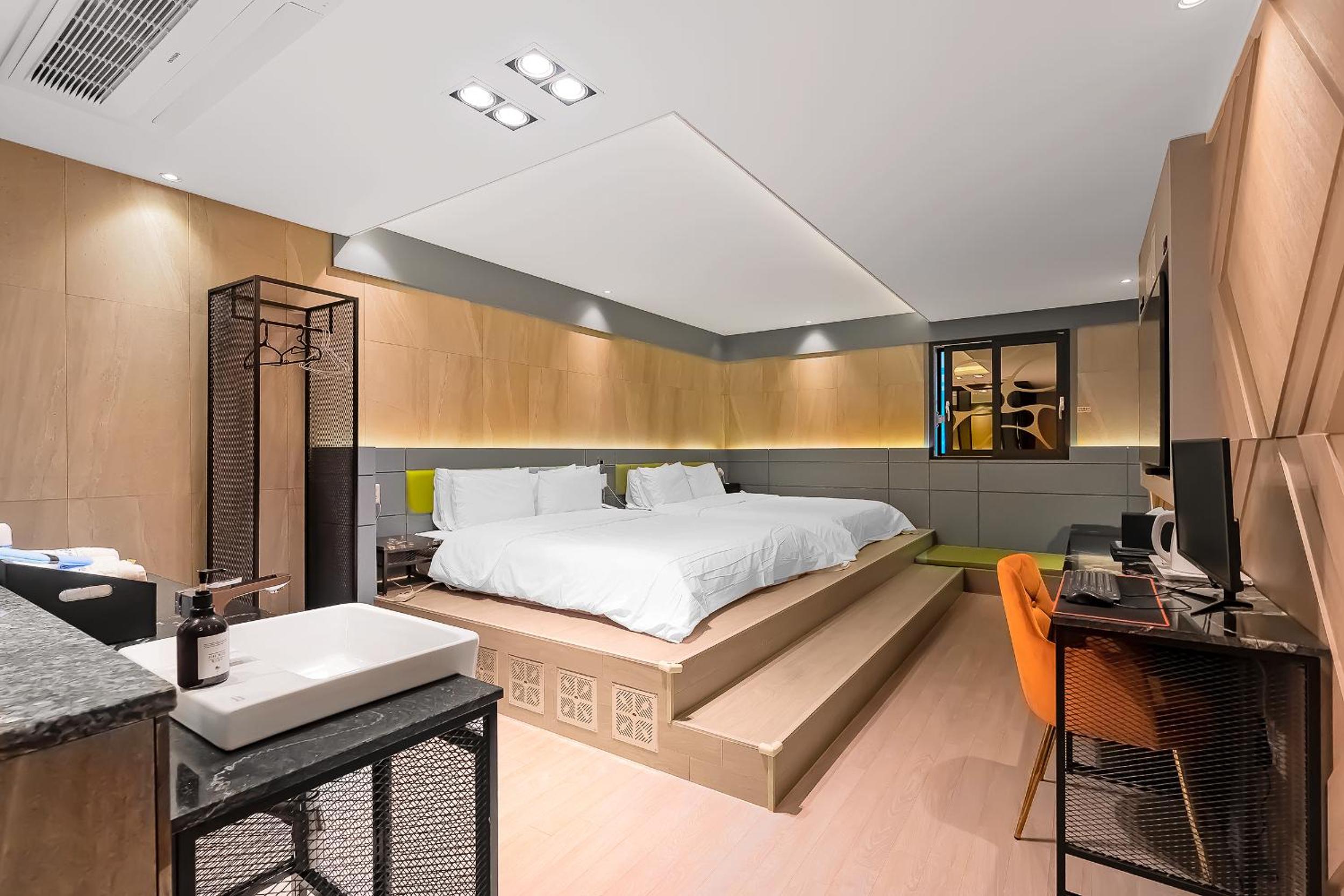 Family Twin Room - Photo 1