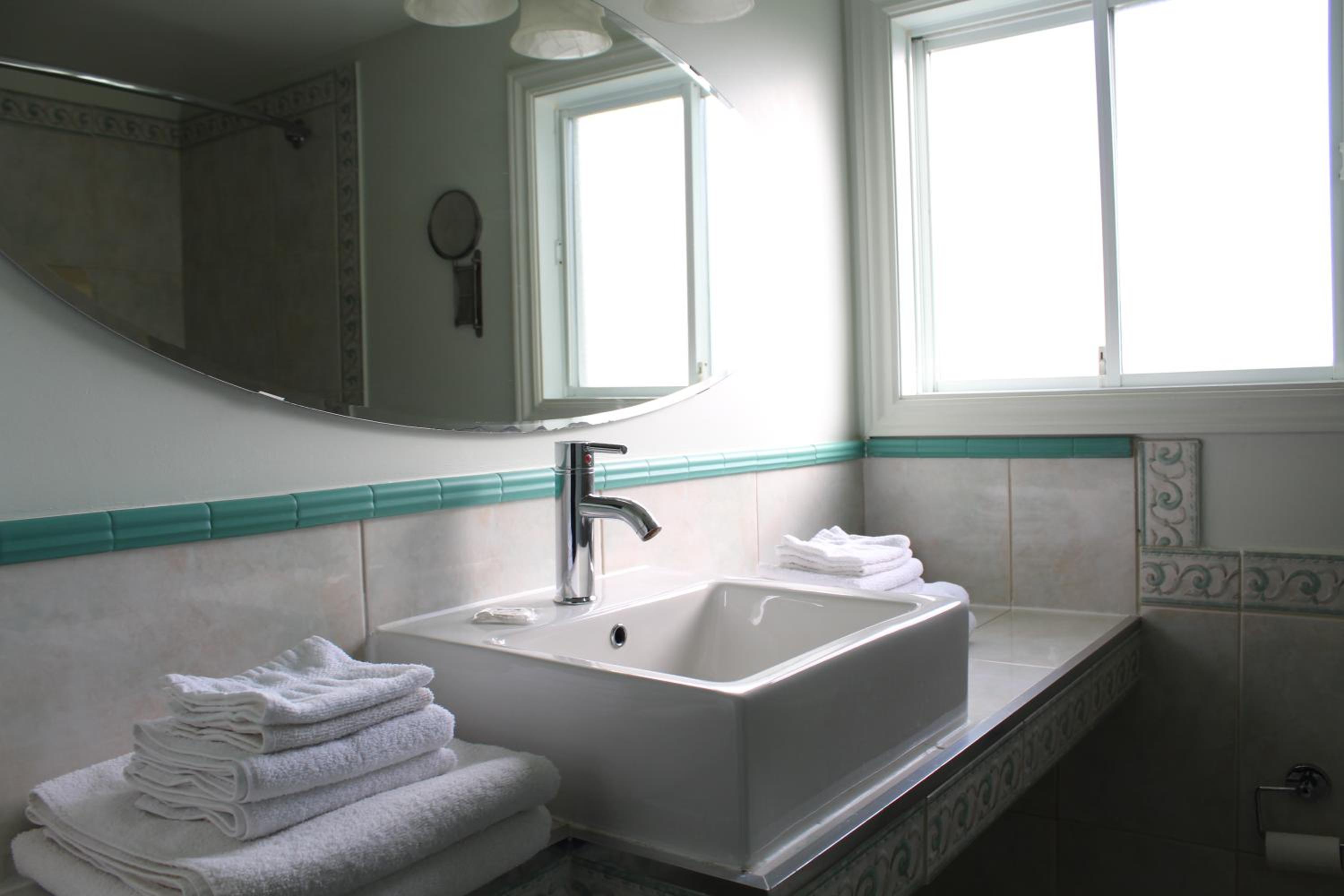 Deluxe Queen Room with Two Queen Beds - Photo 3