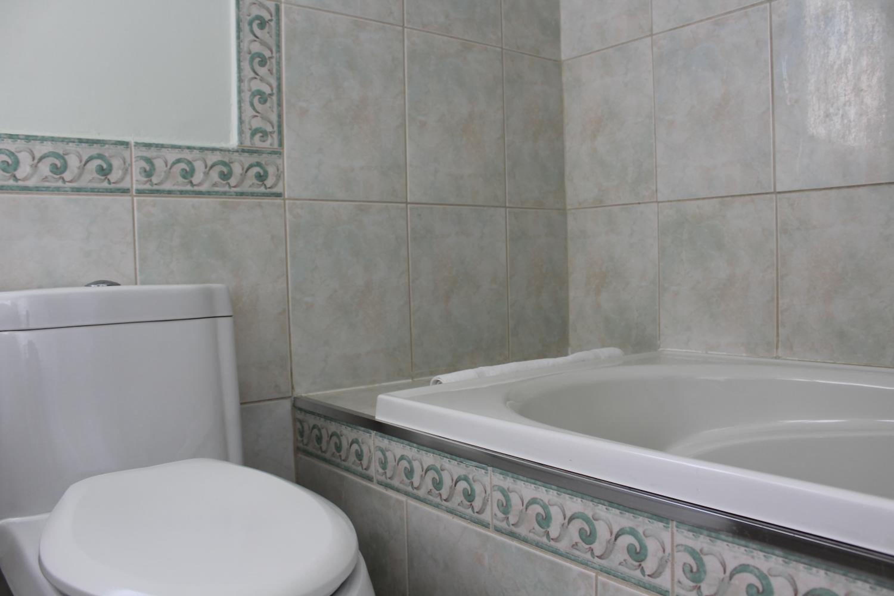 Deluxe Queen Room with Two Queen Beds - Photo 4