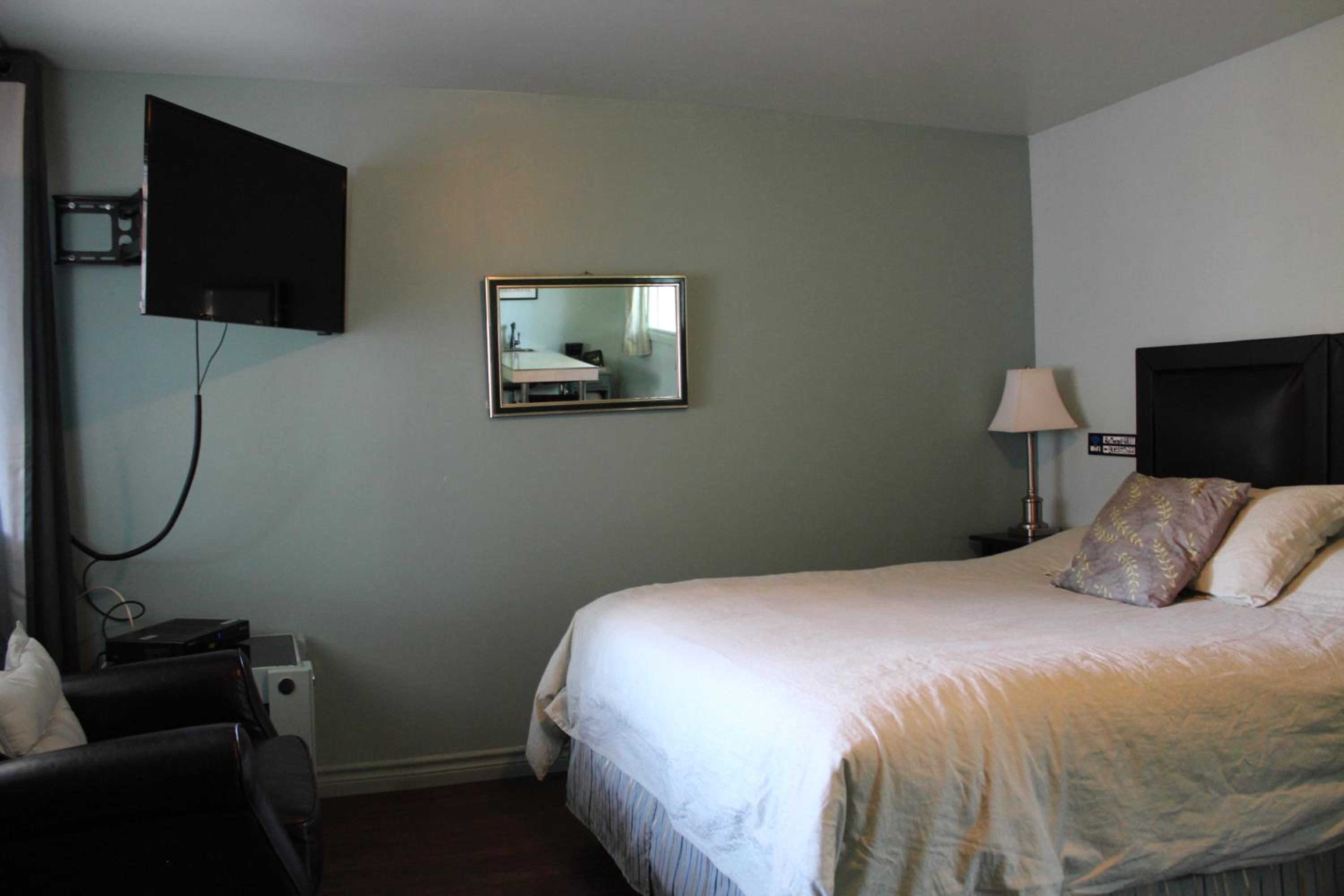 Deluxe Queen Room with Two Queen Beds - Photo 2