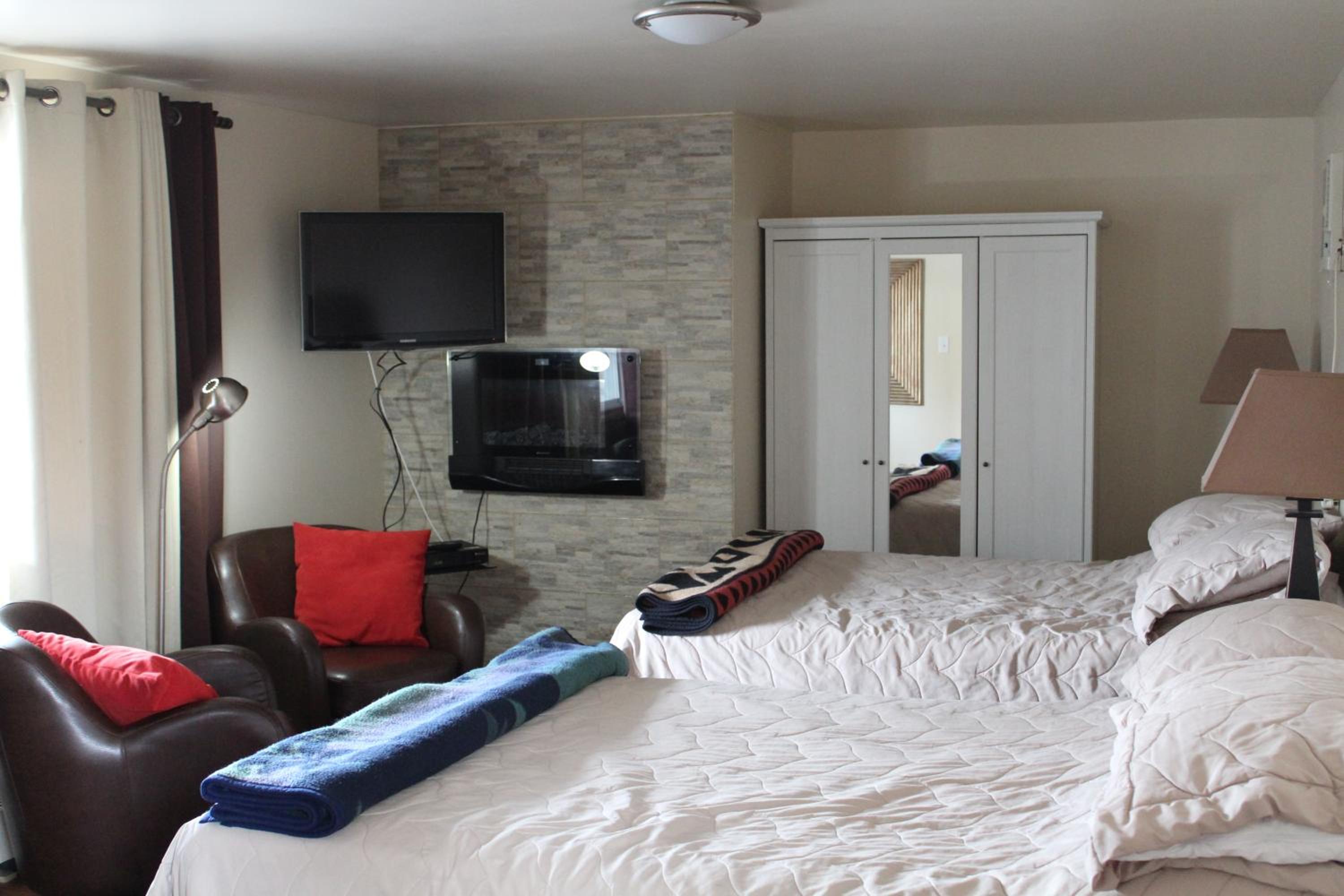 Deluxe Queen Room with Two Queen Beds - Photo 7
