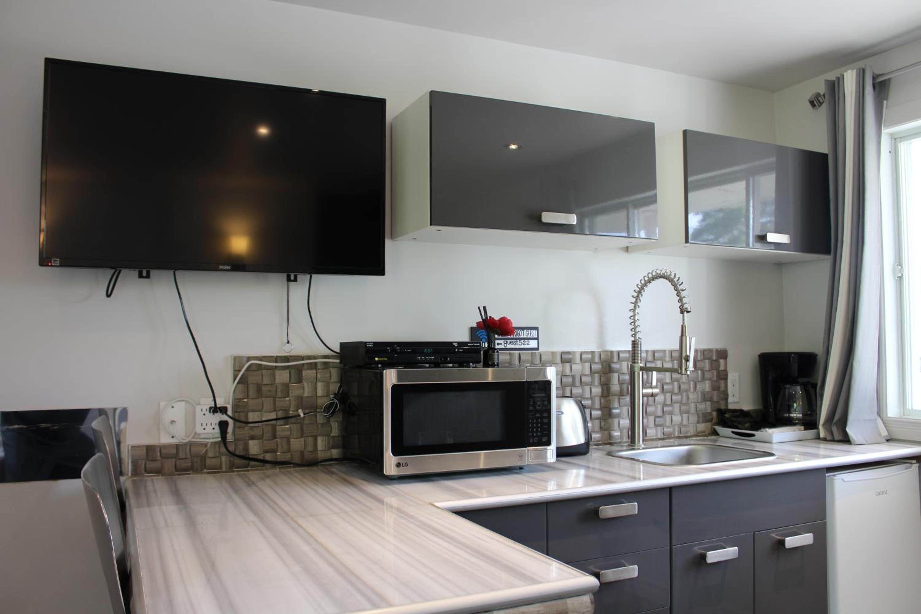 Queen Suite - Photo 6