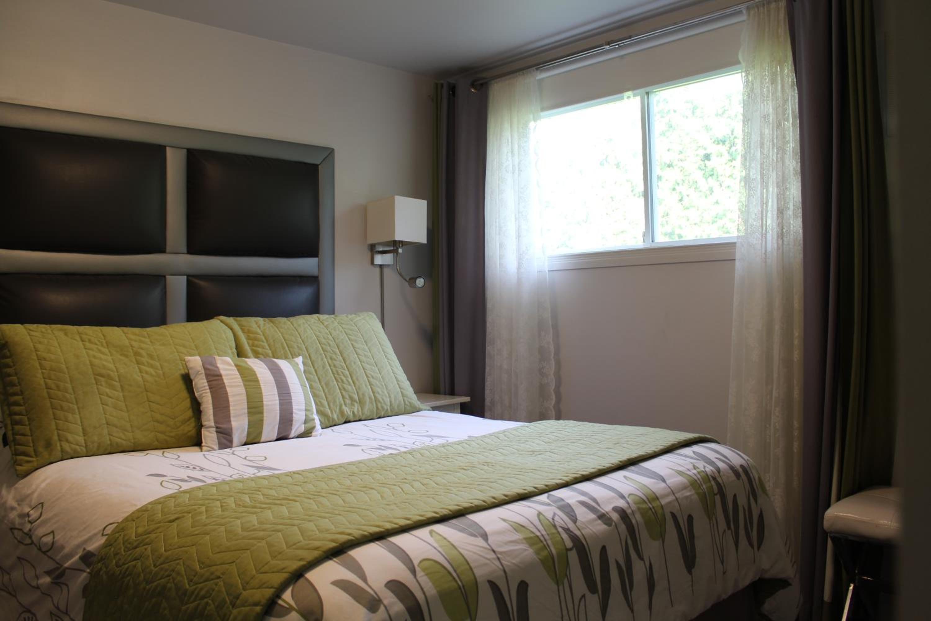 Queen Suite - Photo 1