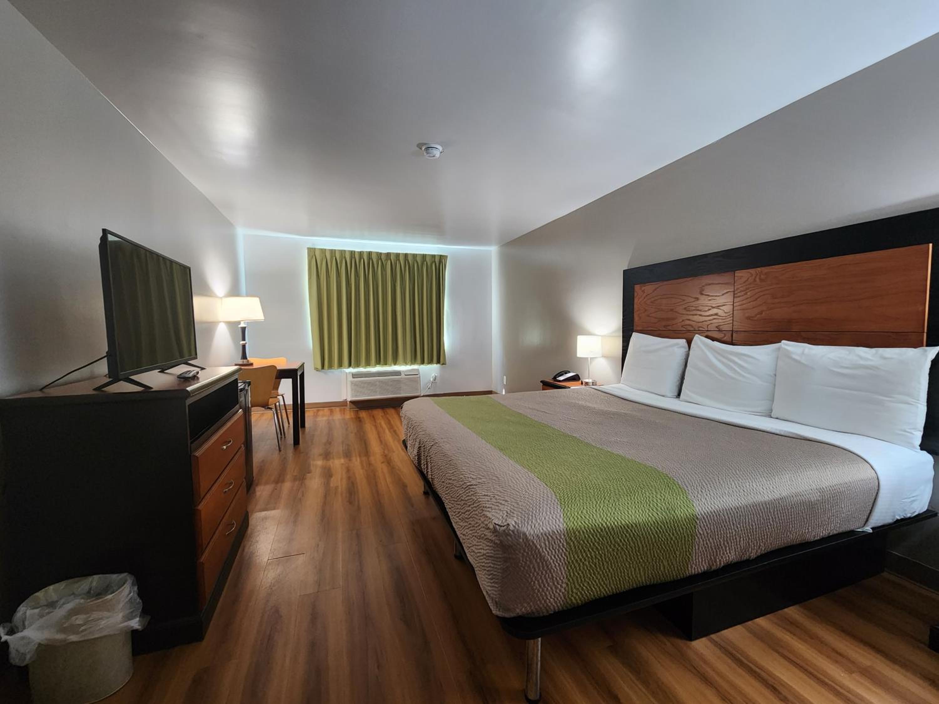 King Room - Non-Smoking - Photo 8