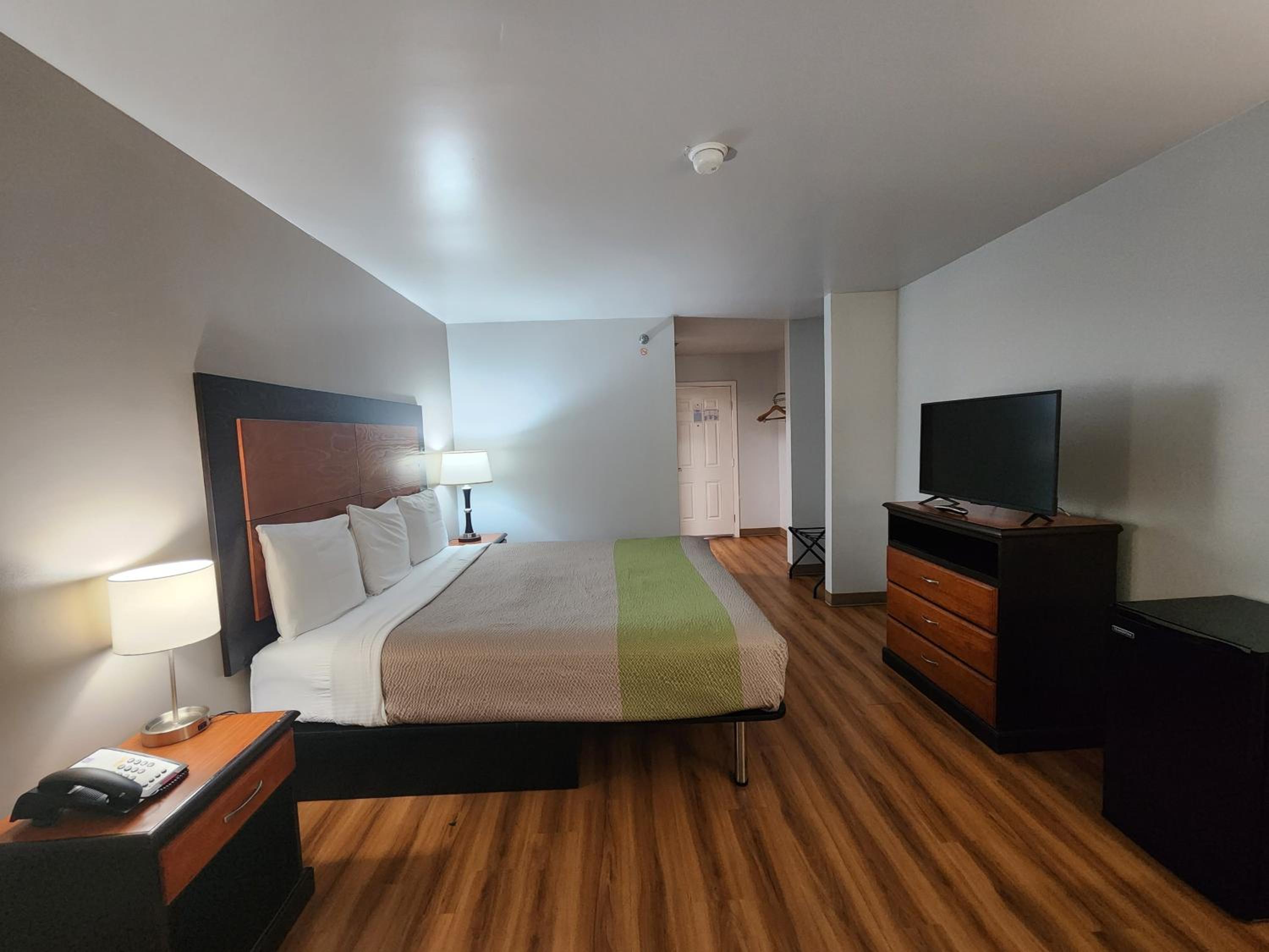 King Room - Non-Smoking - Photo 2