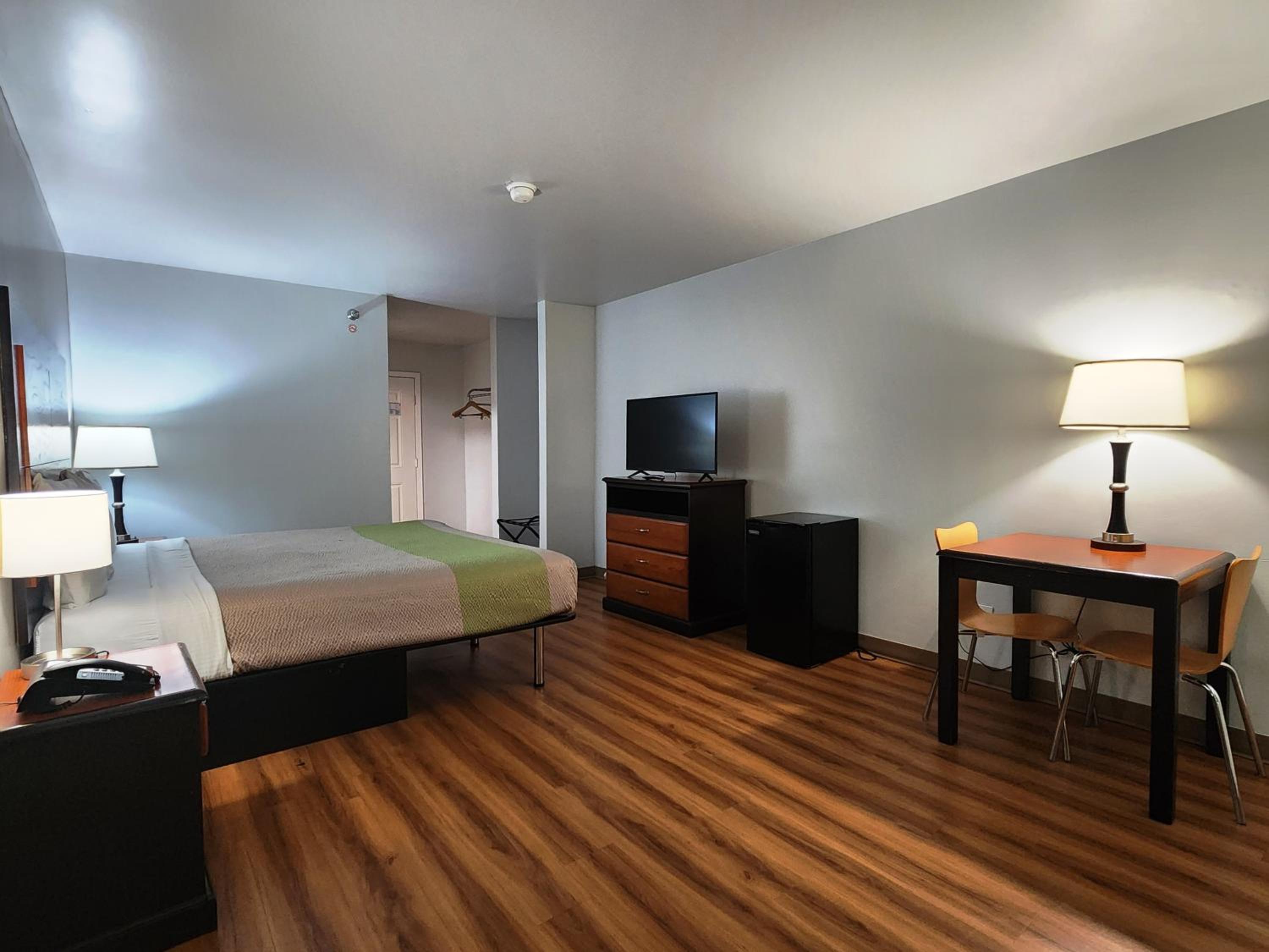 King Room - Non-Smoking - Photo 9