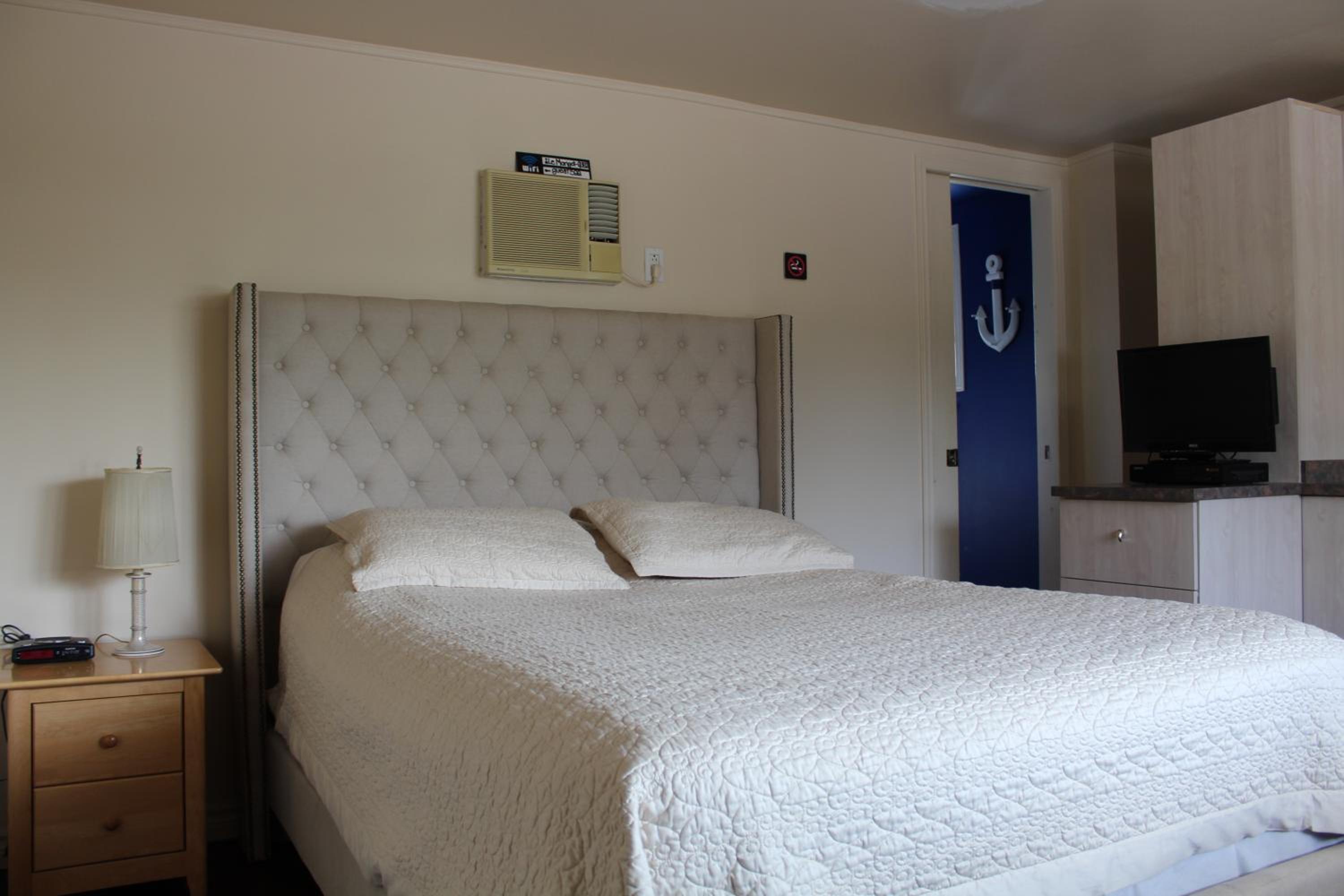 Standard Queen Room - Photo 7