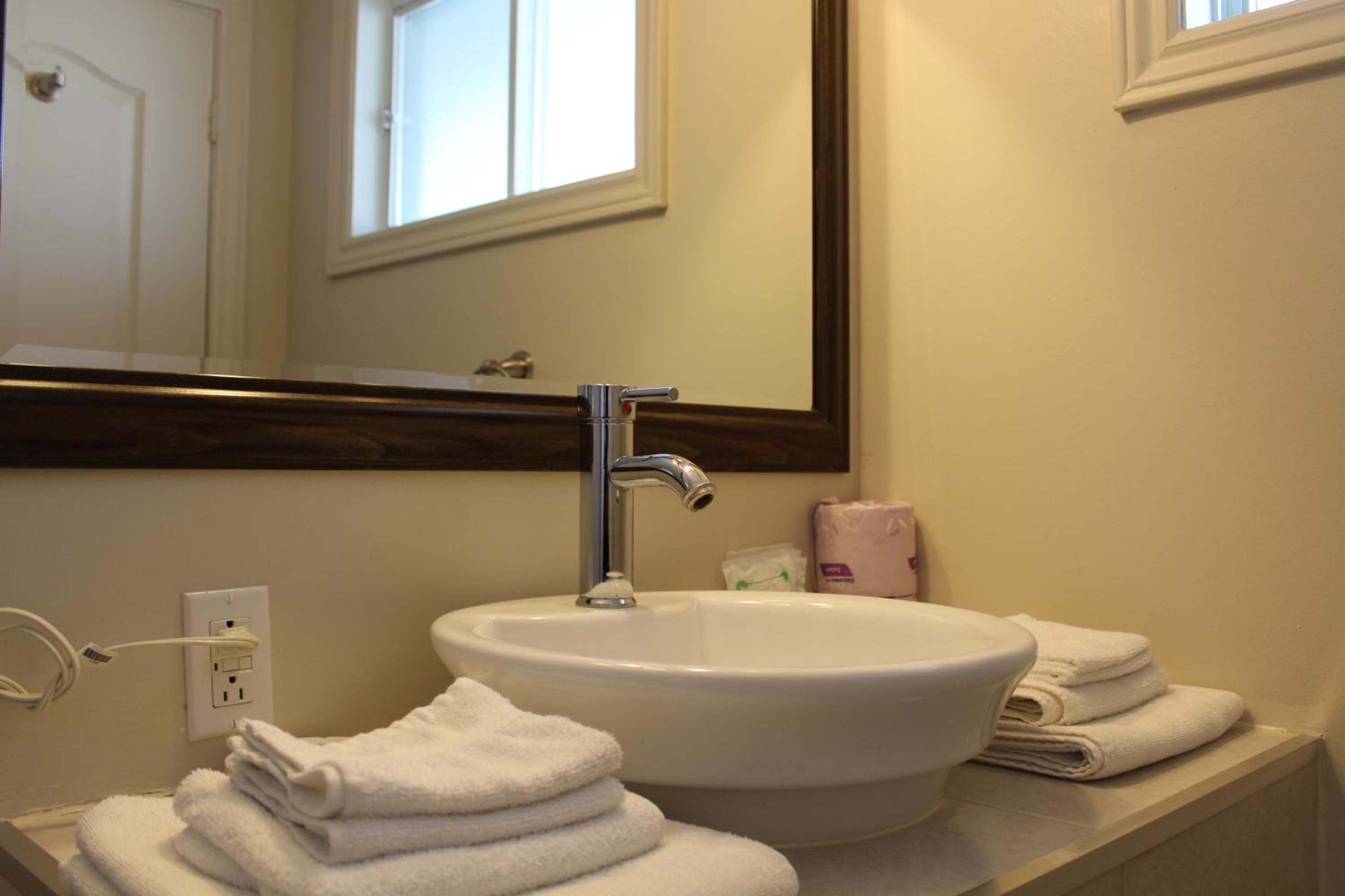 Queen Room with Two Queen Beds - Photo 5