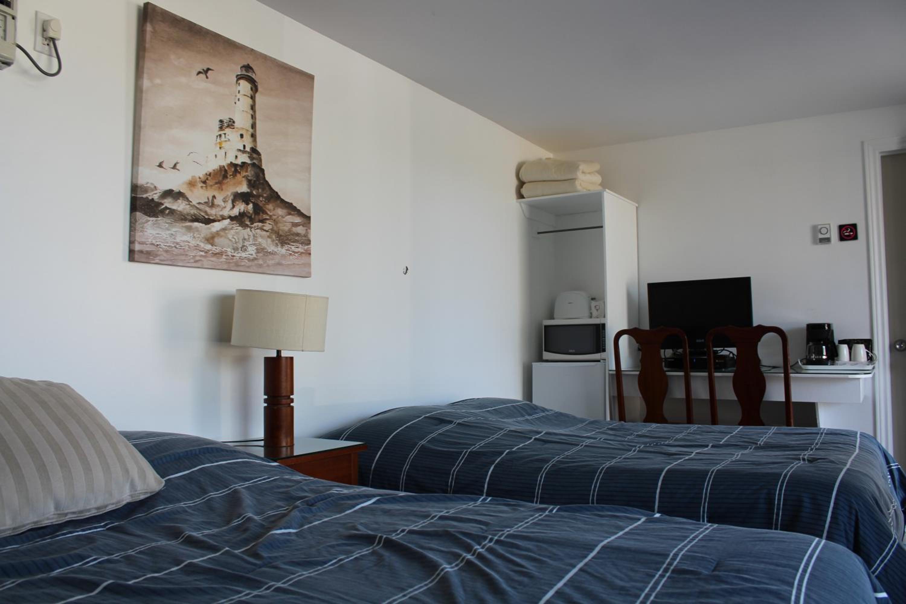 Queen Room with Two Queen Beds - Photo 3