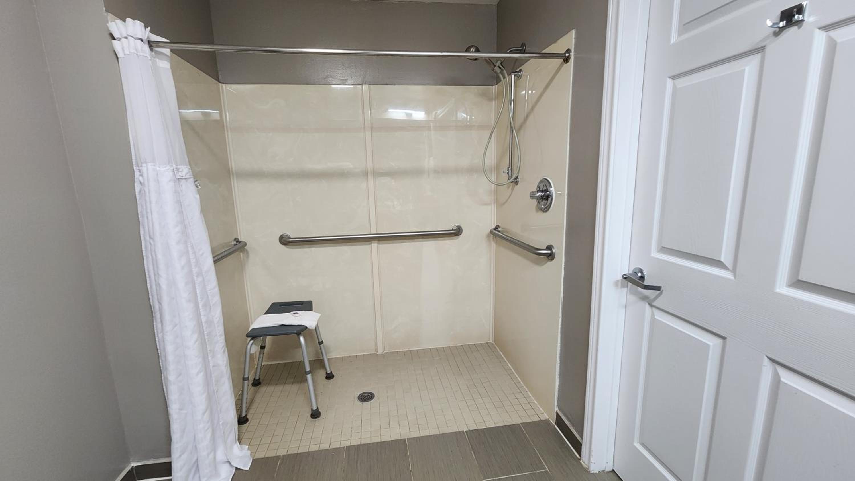 Queen Room with Two Queen Beds - Disability Access - Smoking - Photo 10