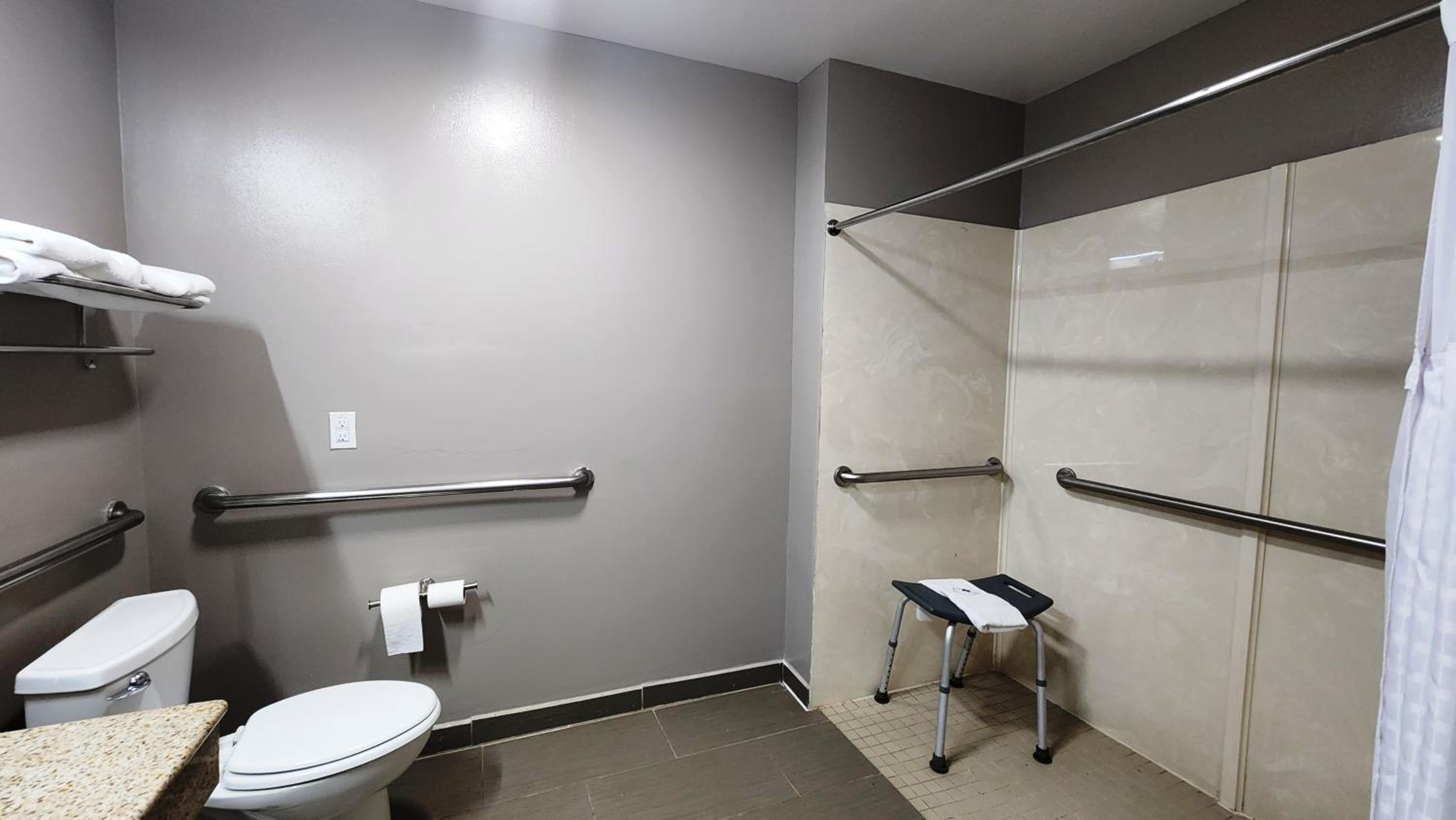 Queen Room with Two Queen Beds - Disability Access - Smoking - Photo 6