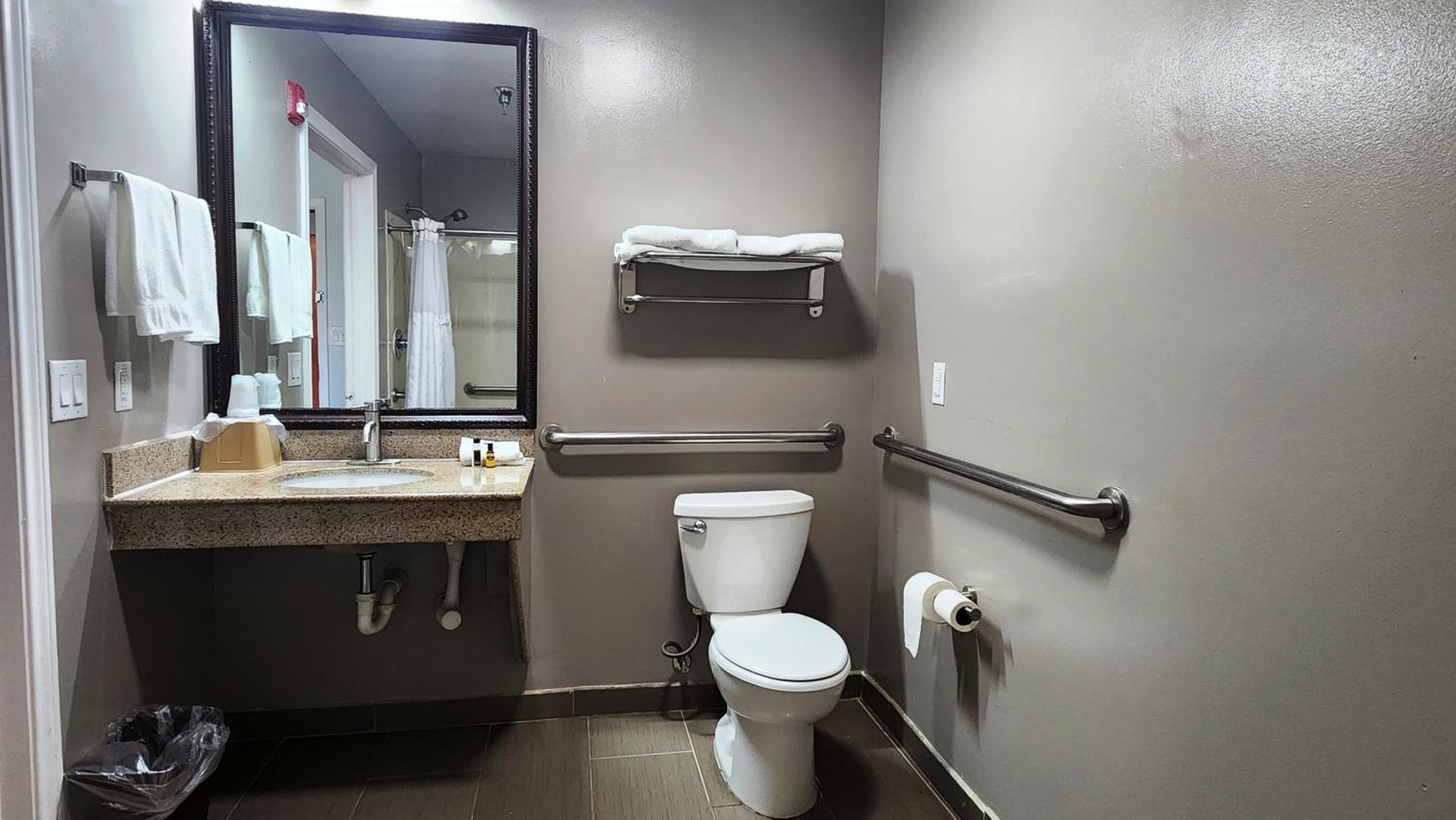 Queen Room with Two Queen Beds - Disability Access - Smoking - Photo 5